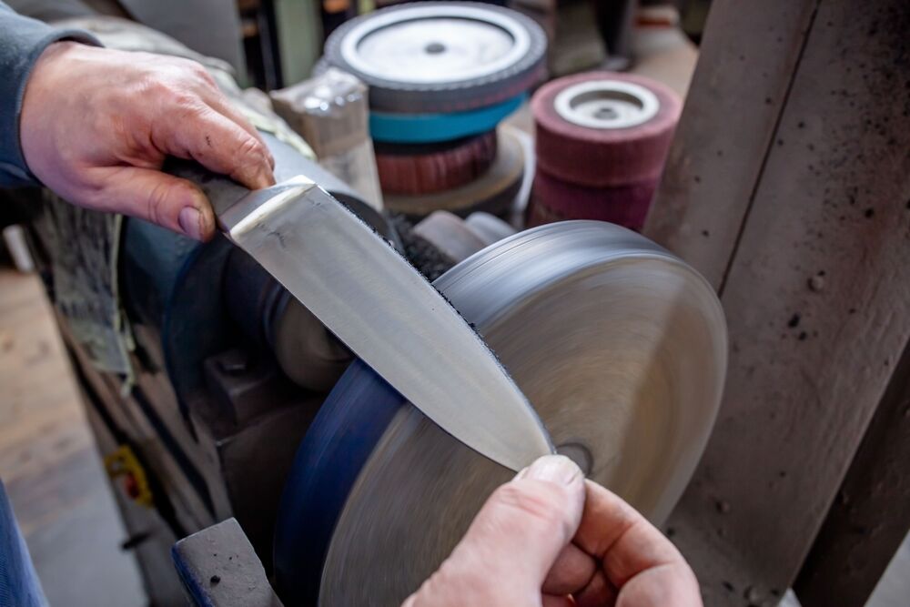 Poradnik ostrzenia narzędzi ręcznych – jak dbać o dłuta, noże i piły?