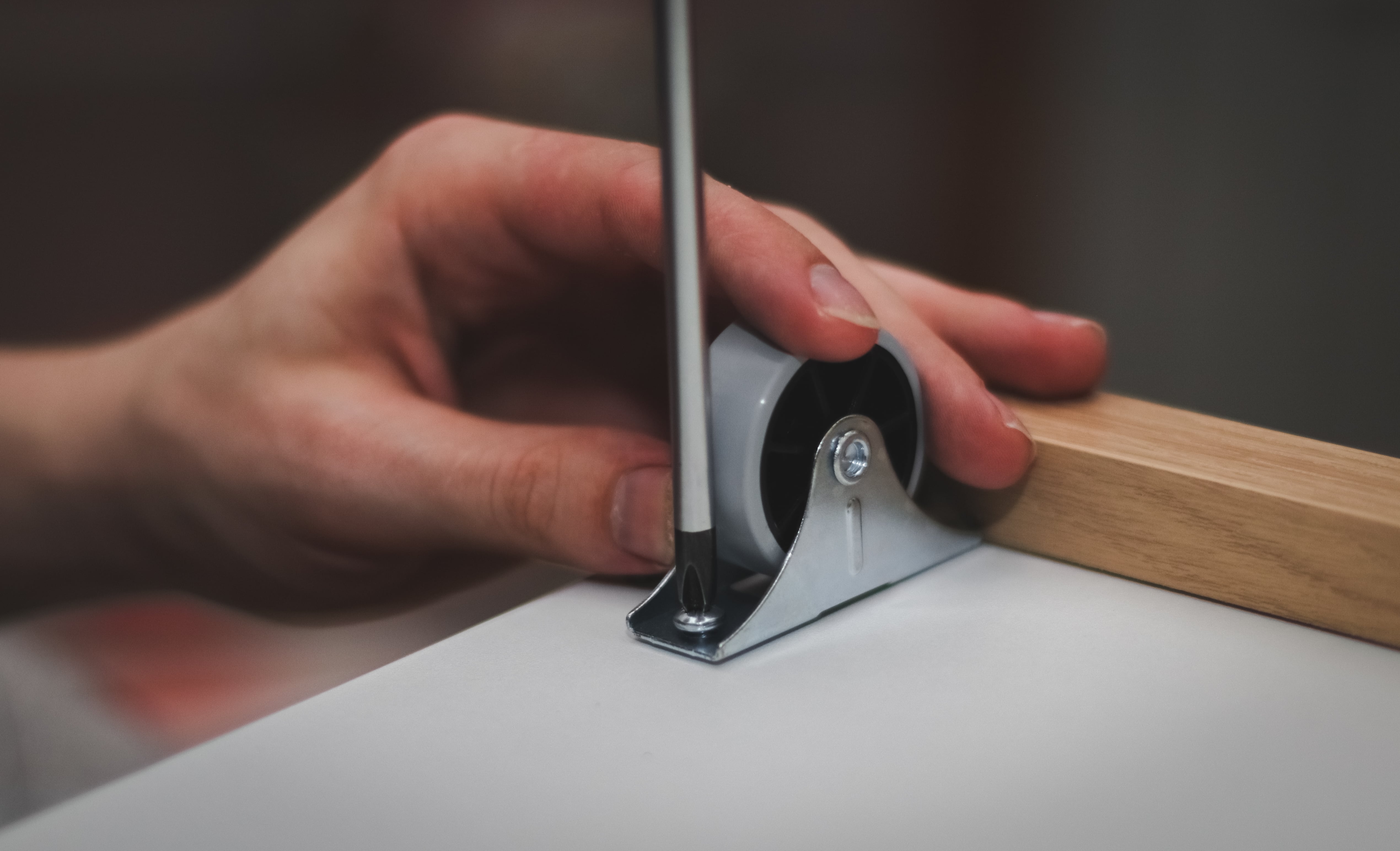 Jak prawidłowo używać poziomicy? Techniki i wskazówki