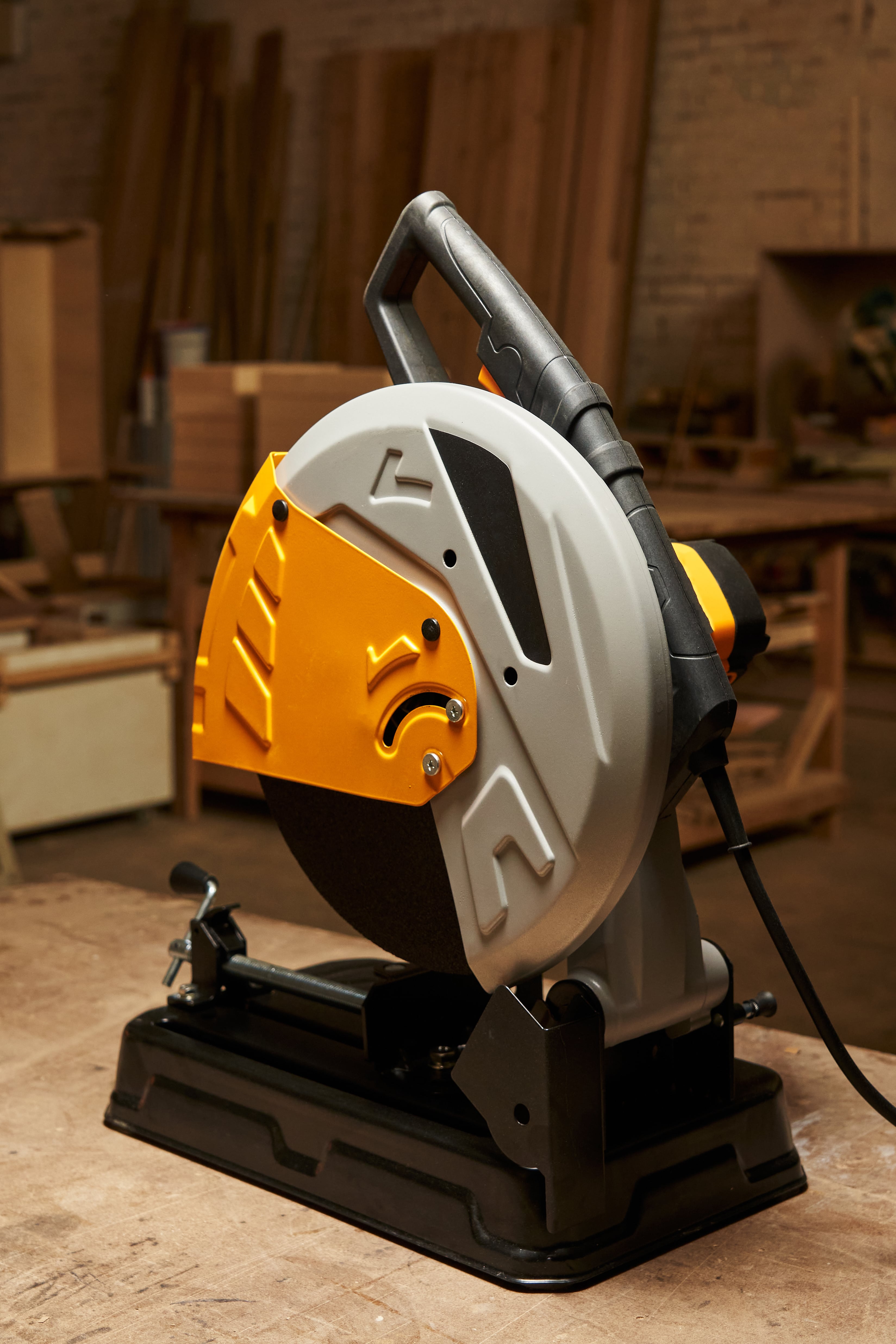 Jakie są różnice między piłami ręcznymi a elektrycznymi? Kompletny poradnik