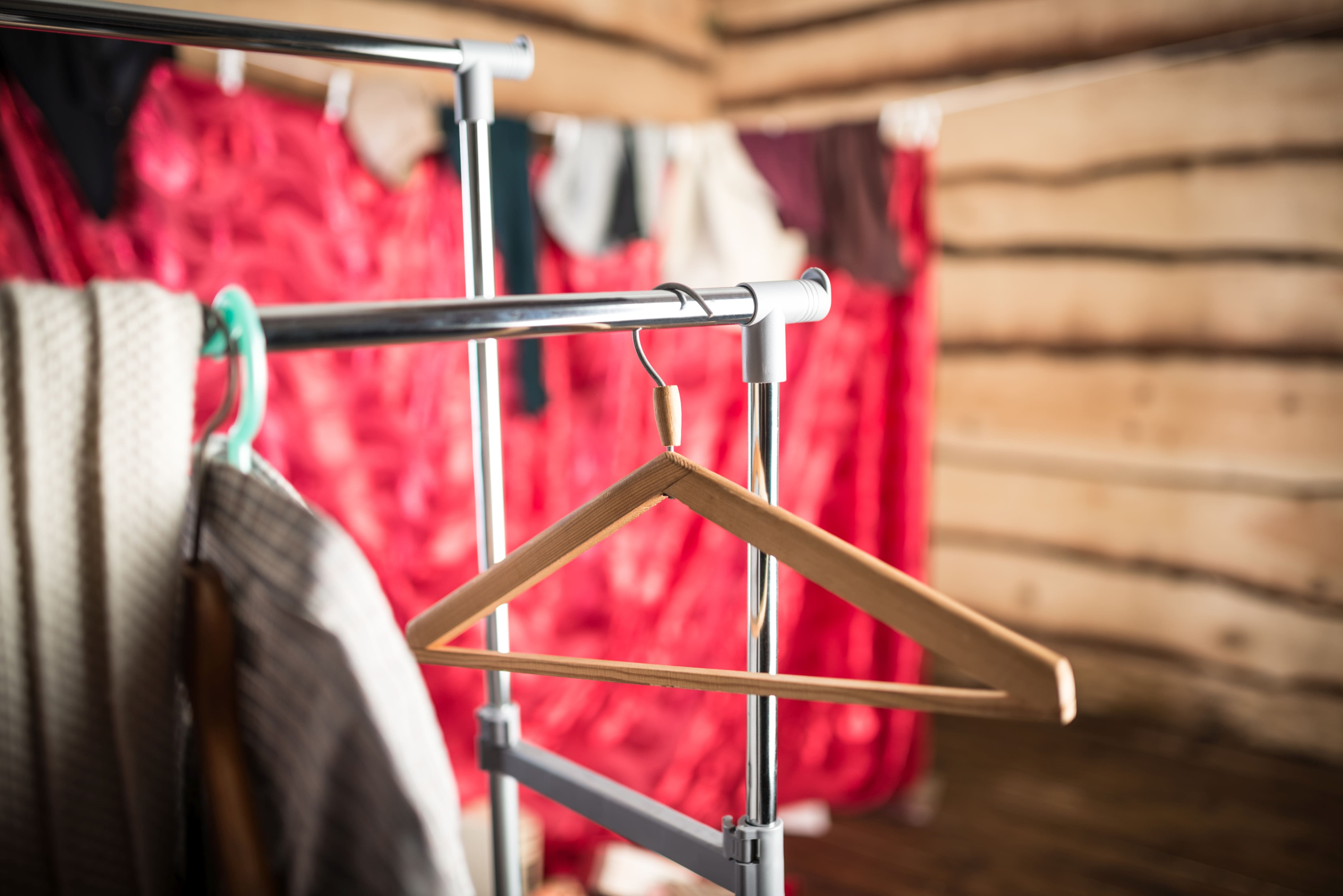 Jak zrobić własnoręcznie wieszak na ubrania z rur hydraulicznych? Praktyczny poradnik DIY