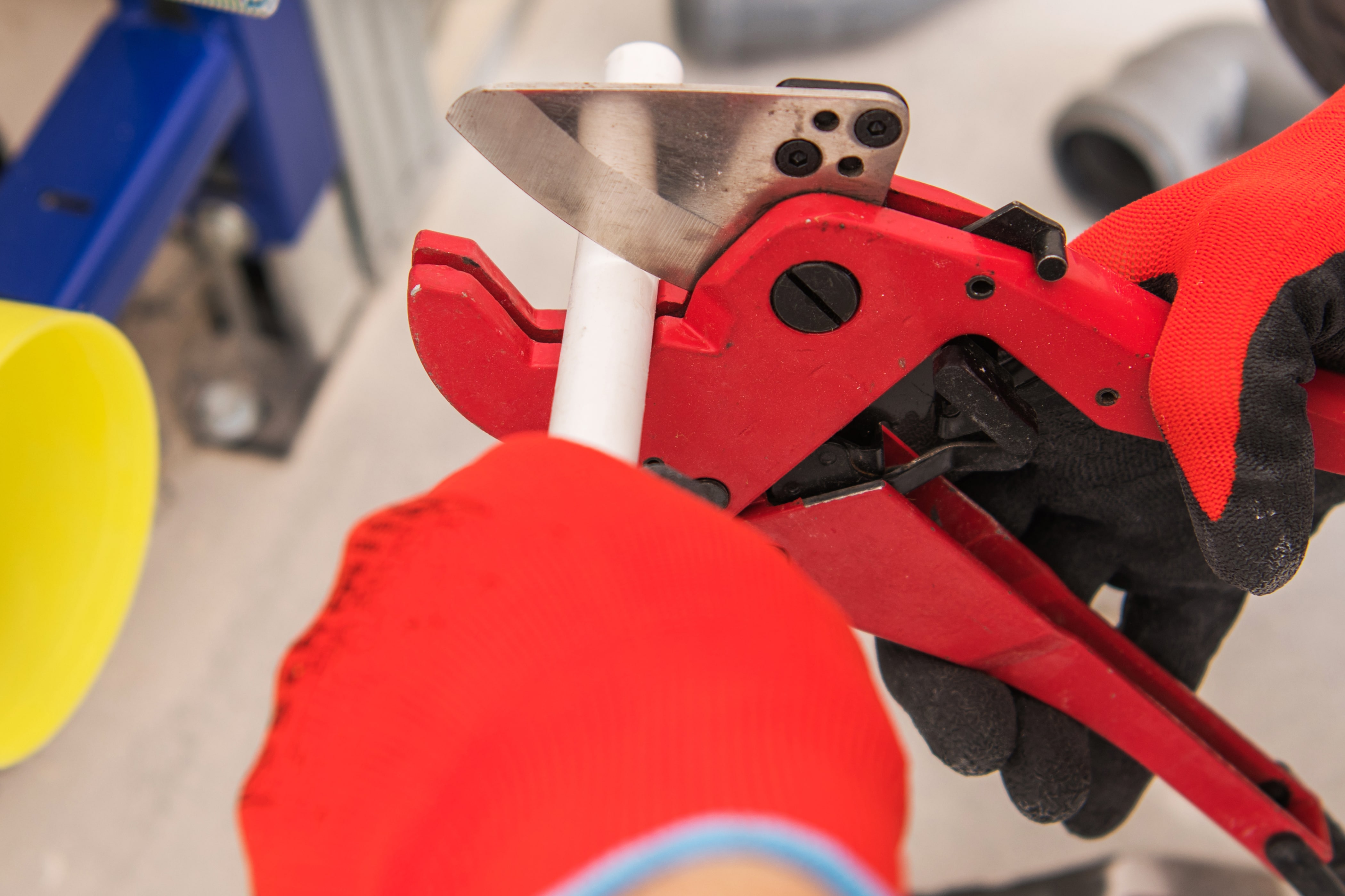 Jak wybrać odpowiedni sprzęt do cięcia rur? Poradnik dla majsterkowiczów i profesjonalistów