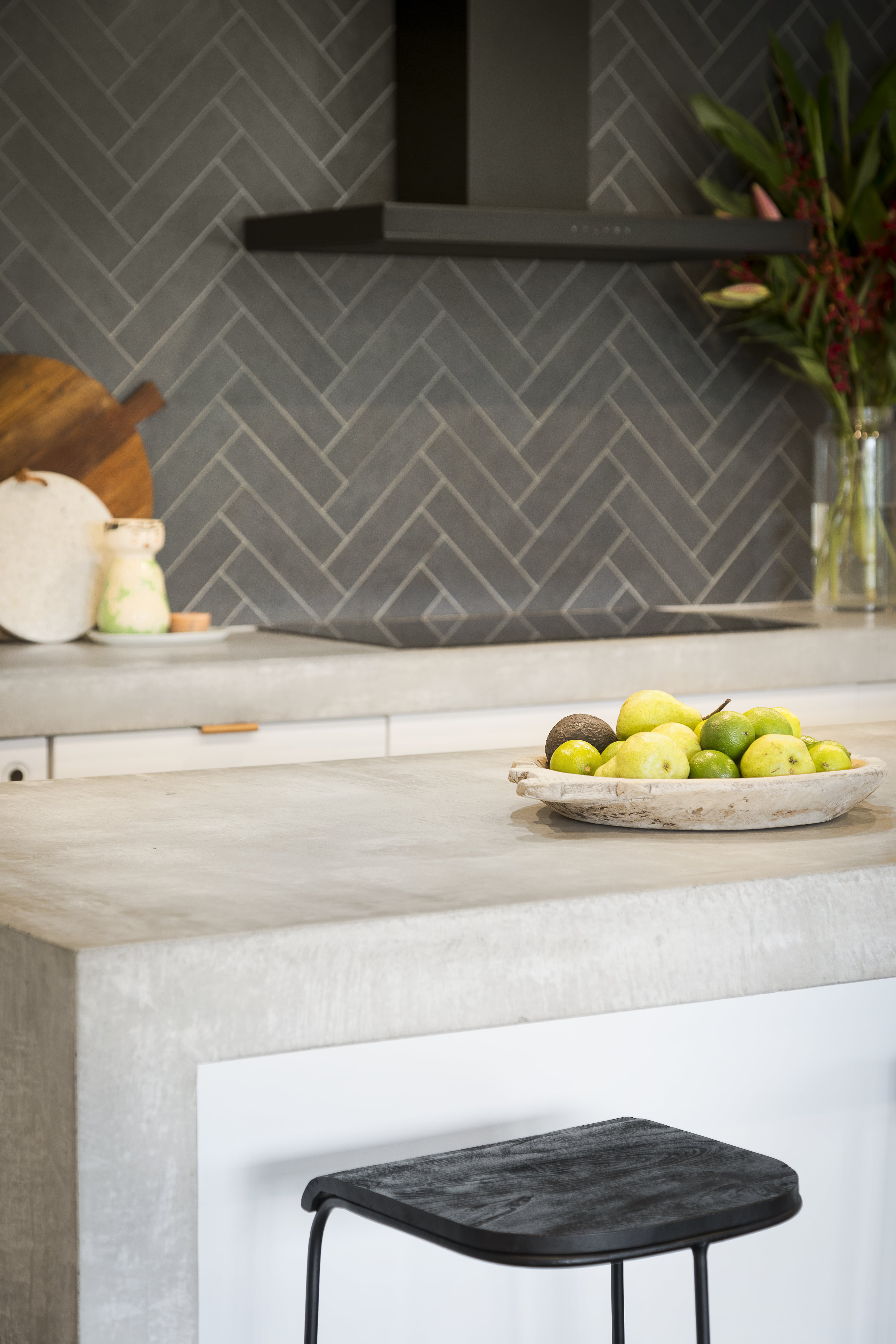 Jak wykonać blat roboczy z betonu architektonicznego? Praktyczny poradnik krok po kroku