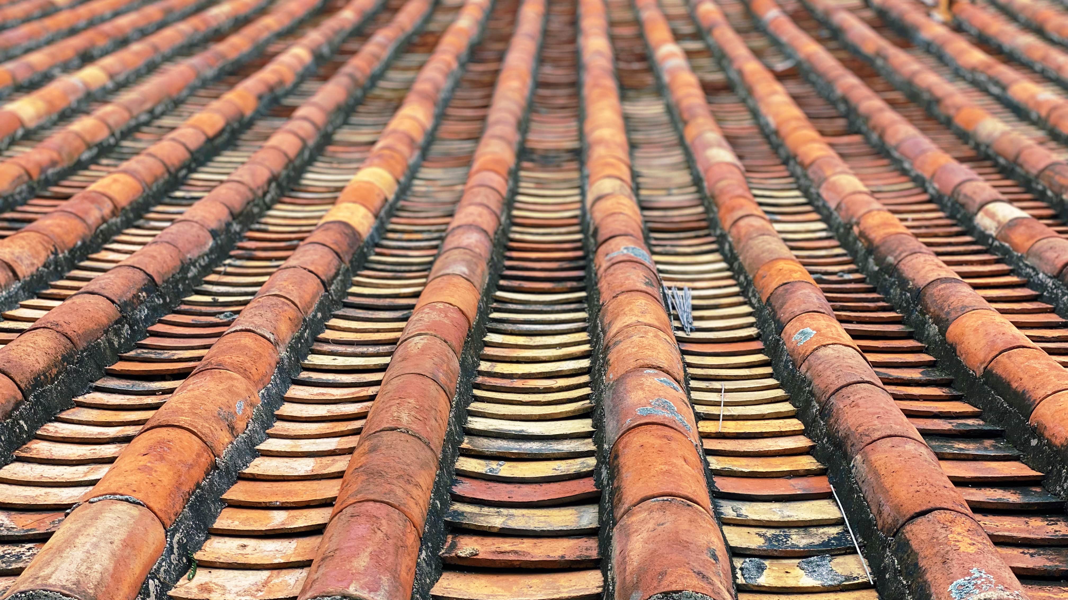 Jak samodzielnie wymienić dachówki? Kompletny poradnik krok po kroku