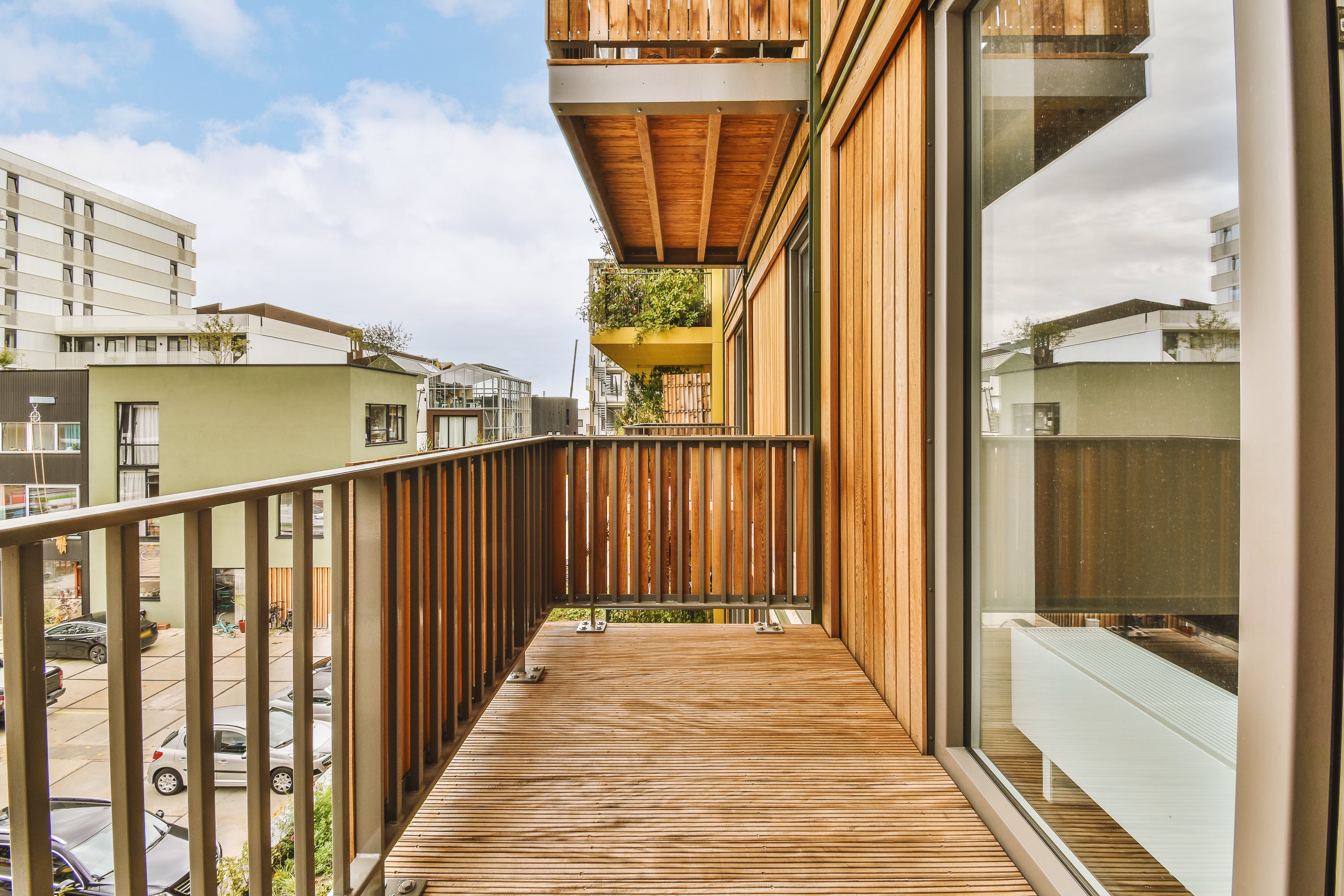 Jak samodzielnie wykonać barierki balkonowe z drewna? Poradnik krok po kroku