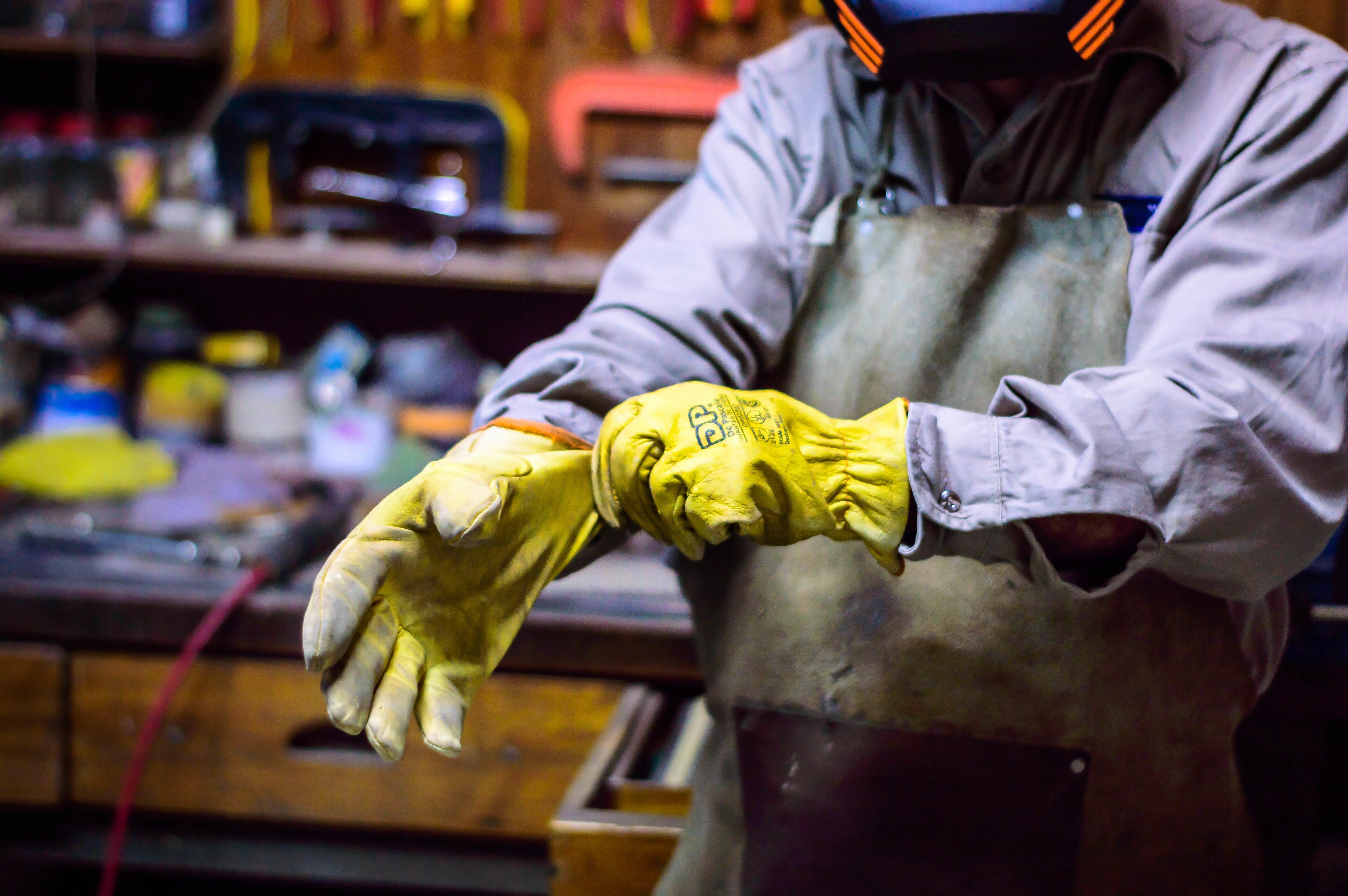 Jak wybrać narzędzia do pracy z blachą? Kompletny przewodnik dla majsterkowiczów i fachowców