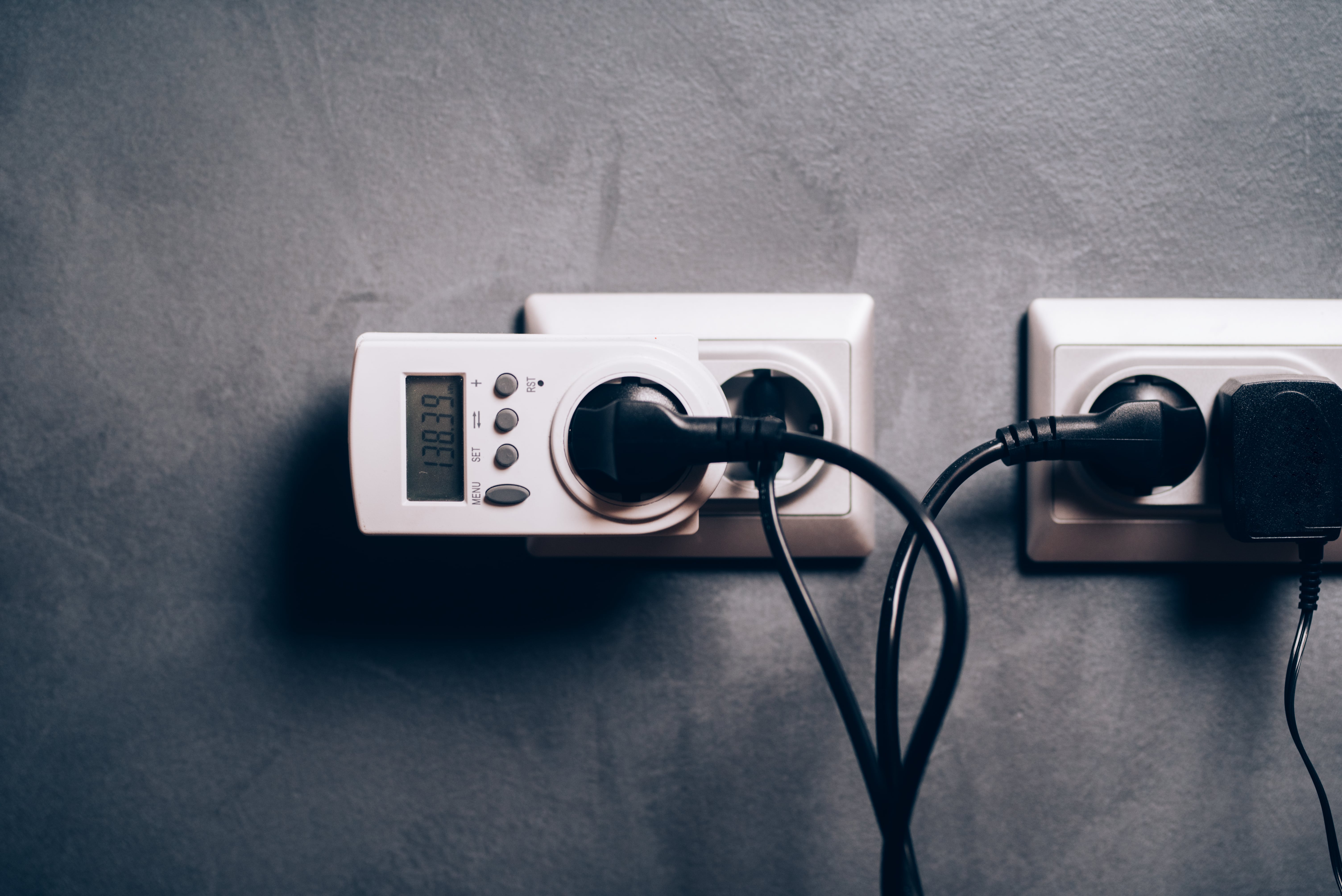 Jak wykonać podstawowe pomiary elektryczne w domu? Praktyczny poradnik dla początkujących