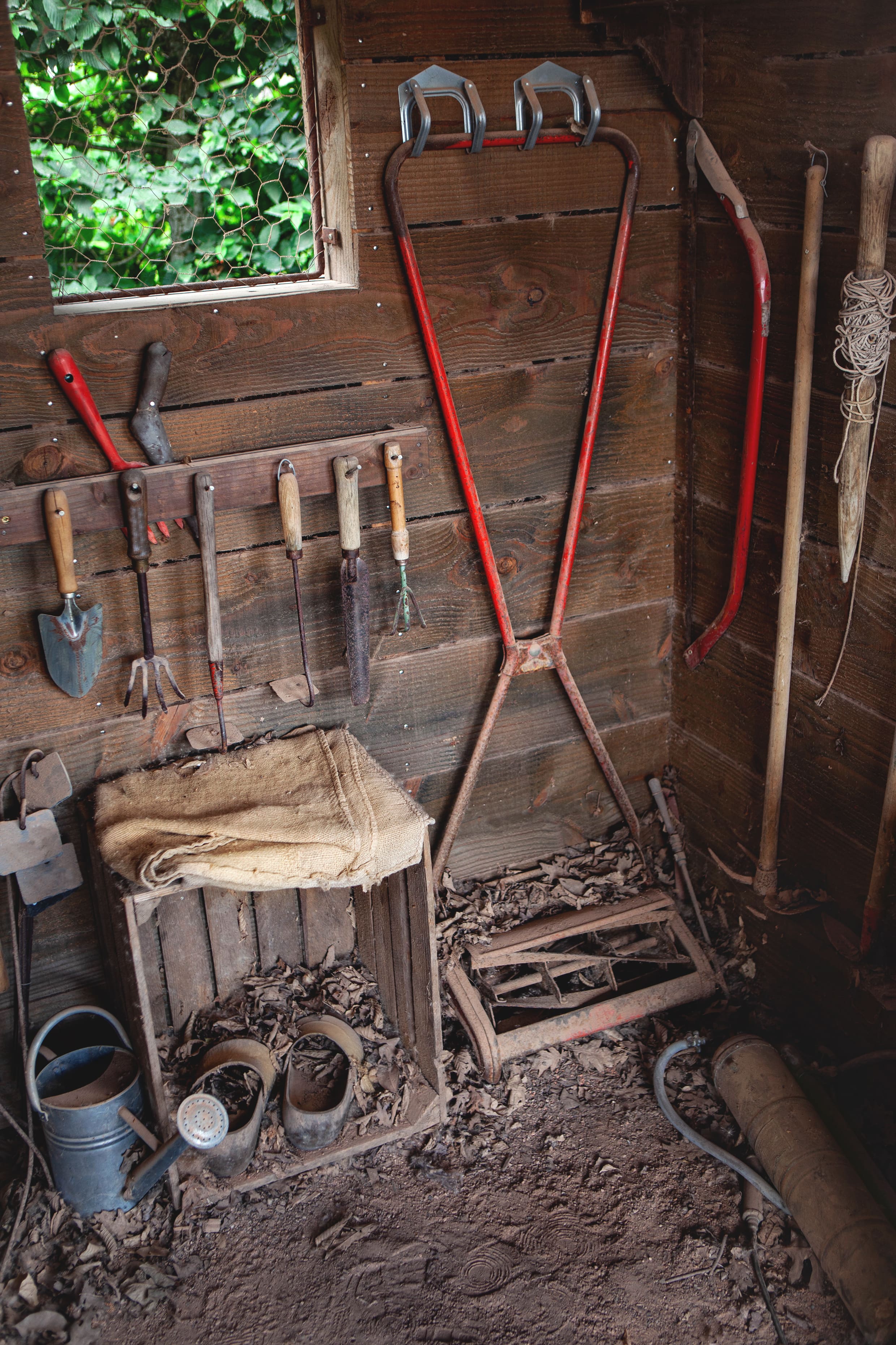 Jak zbudować mały domek narzędziowy w ogrodzie?