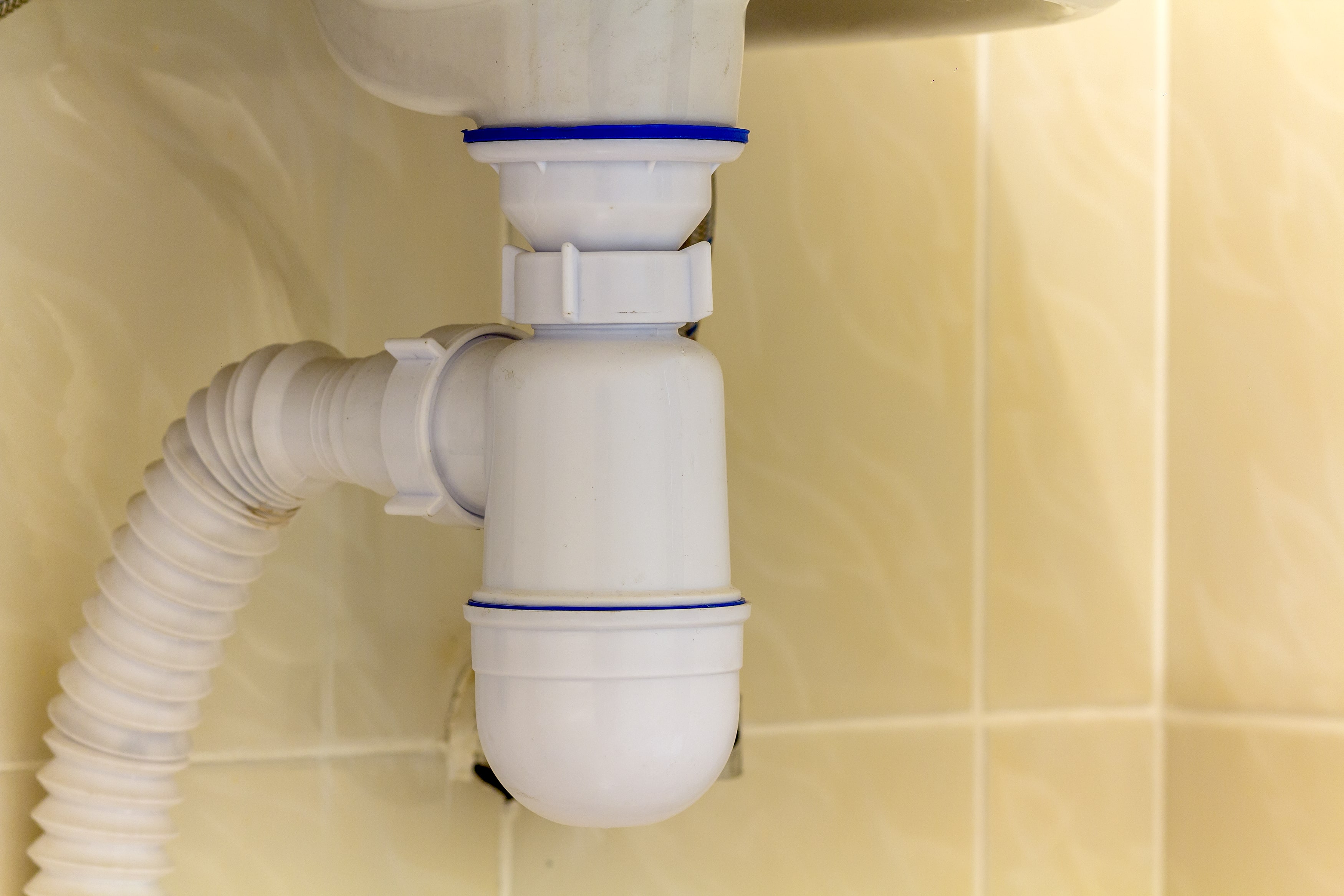 Jak samodzielnie wymienić rurę odpływową w kuchni?