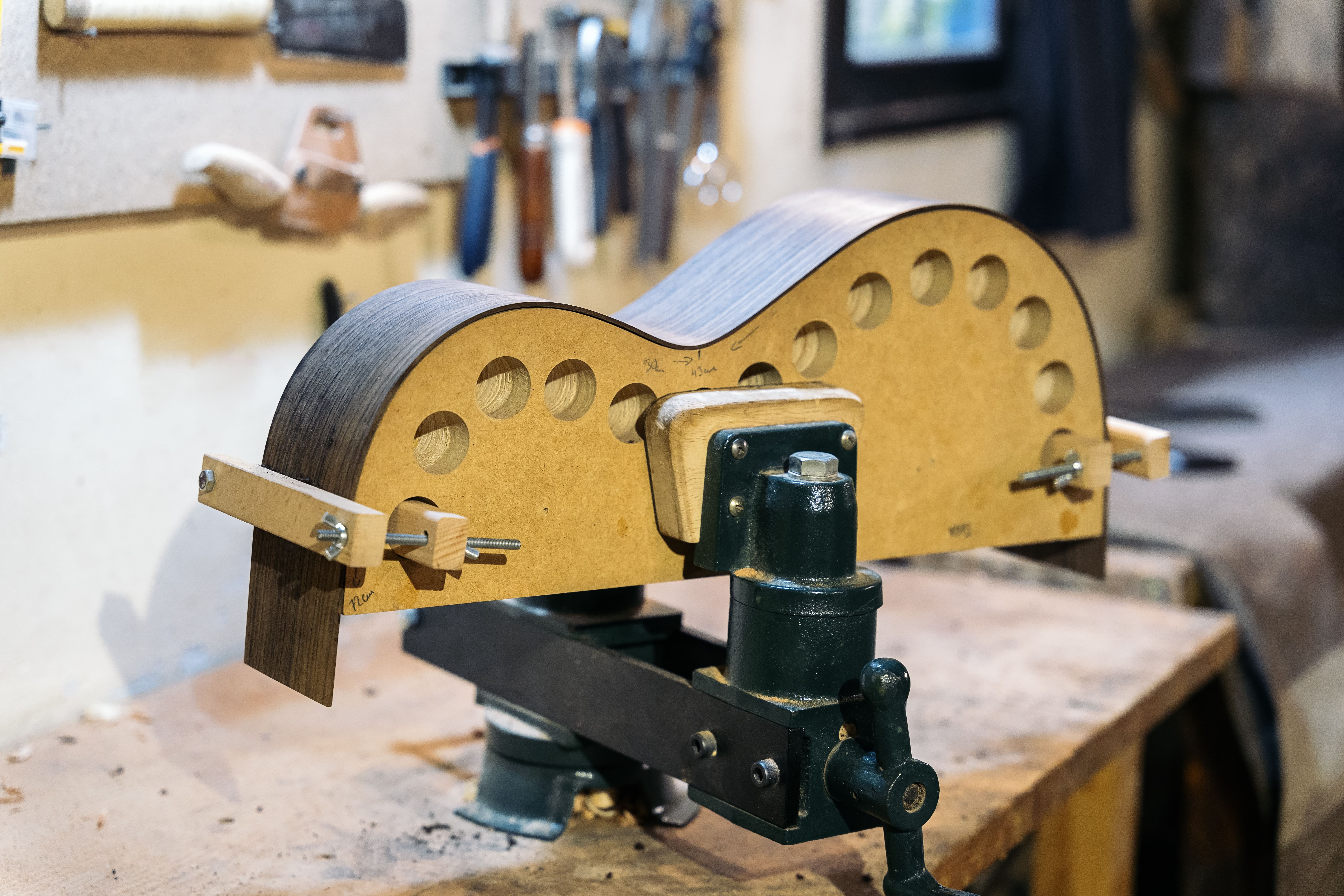 Jak samodzielnie odnowić schody drewniane? – poradnik krok po kroku