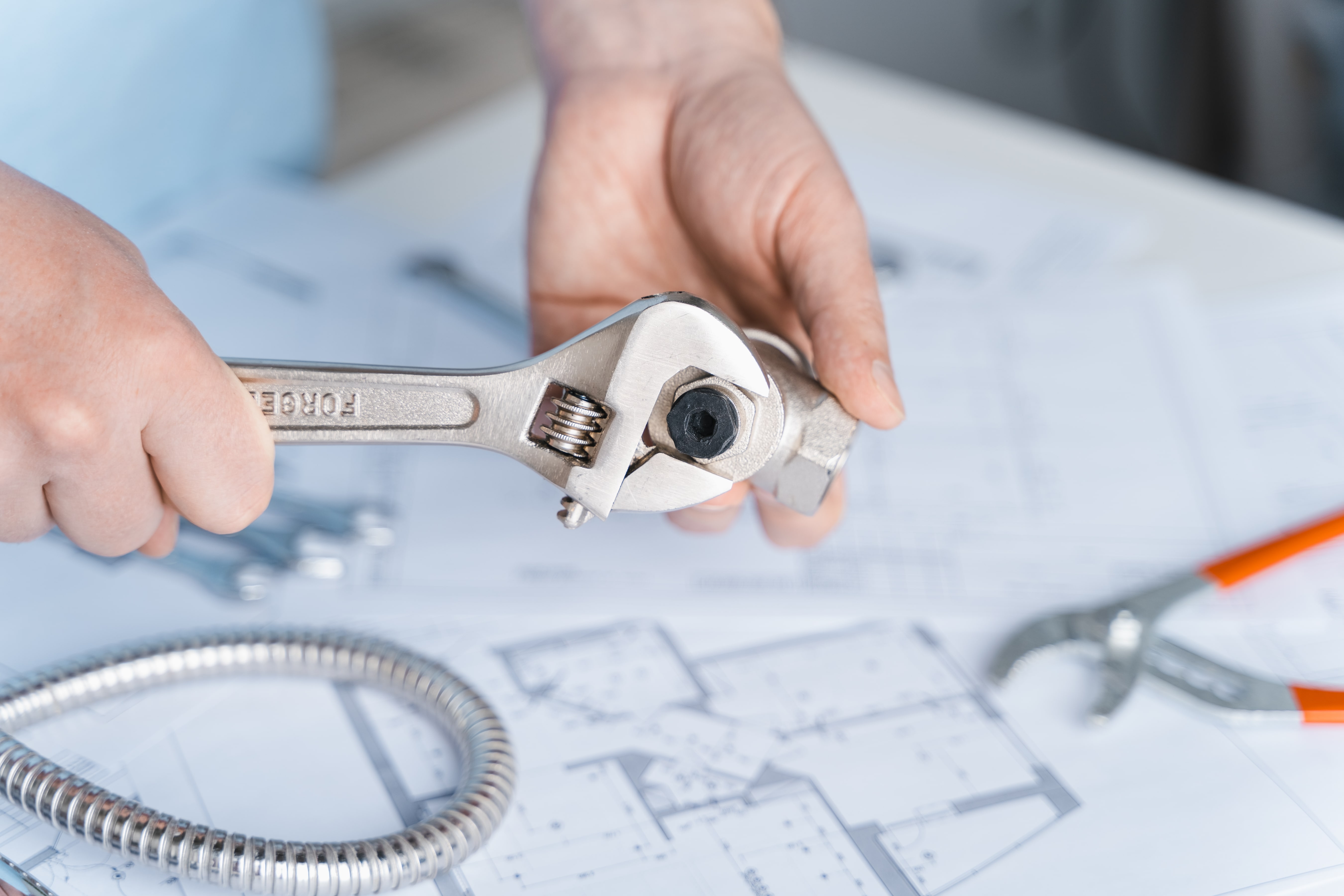 Jakie narzędzia są niezbędne do naprawy instalacji hydraulicznej?