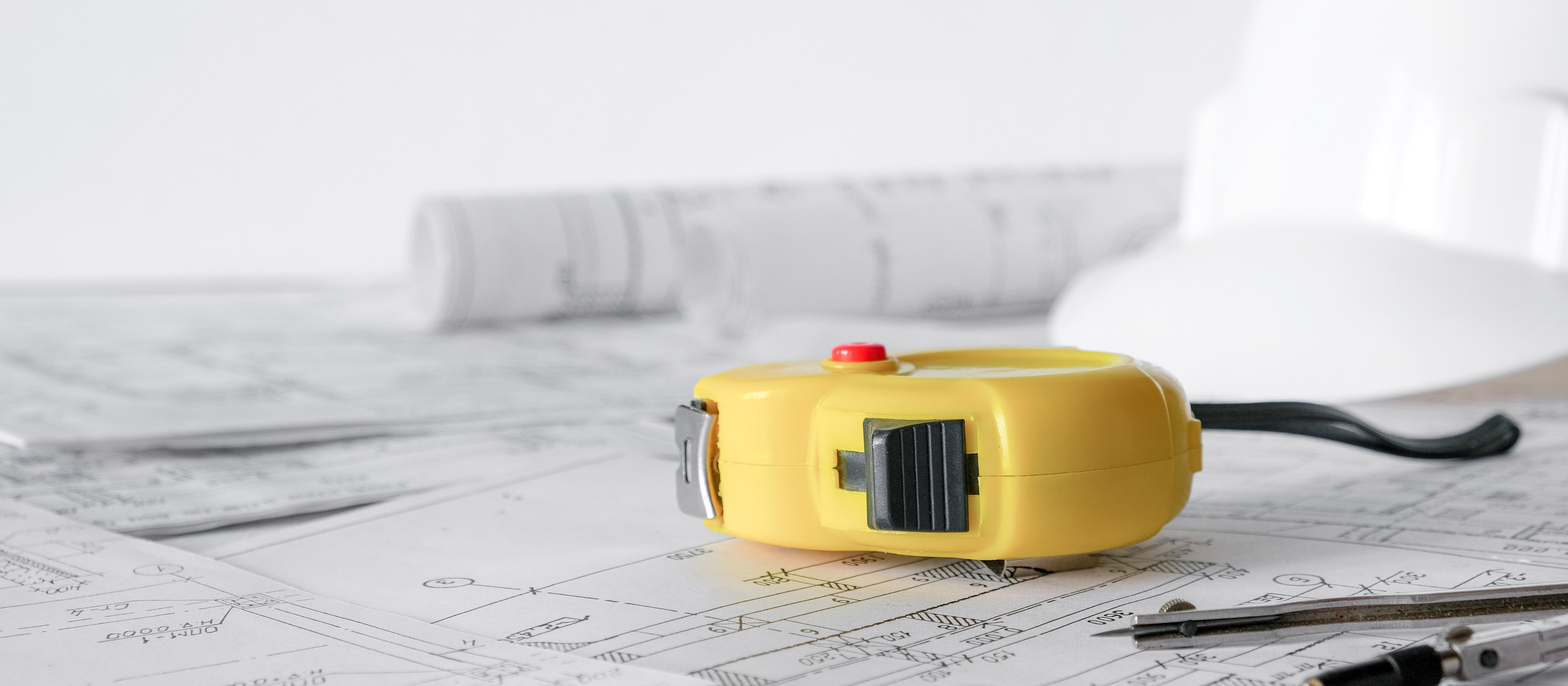 Jak przygotować podłoże pod posadzkę? Kluczowe zasady