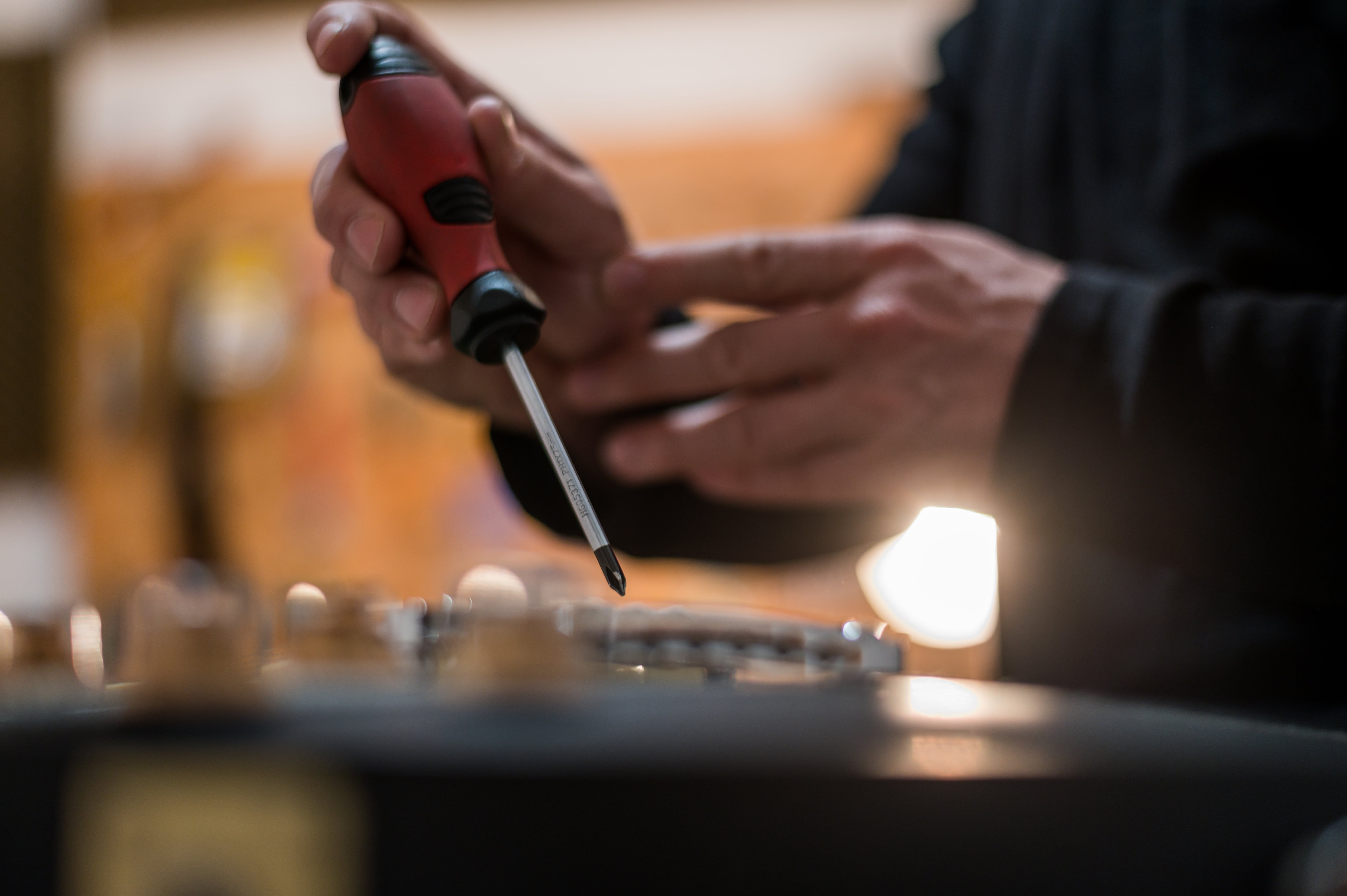 Jakie narzędzia są niezbędne w domowej mechanice samochodowej? [Przewodnik dla początkujących i zaawansowanych]