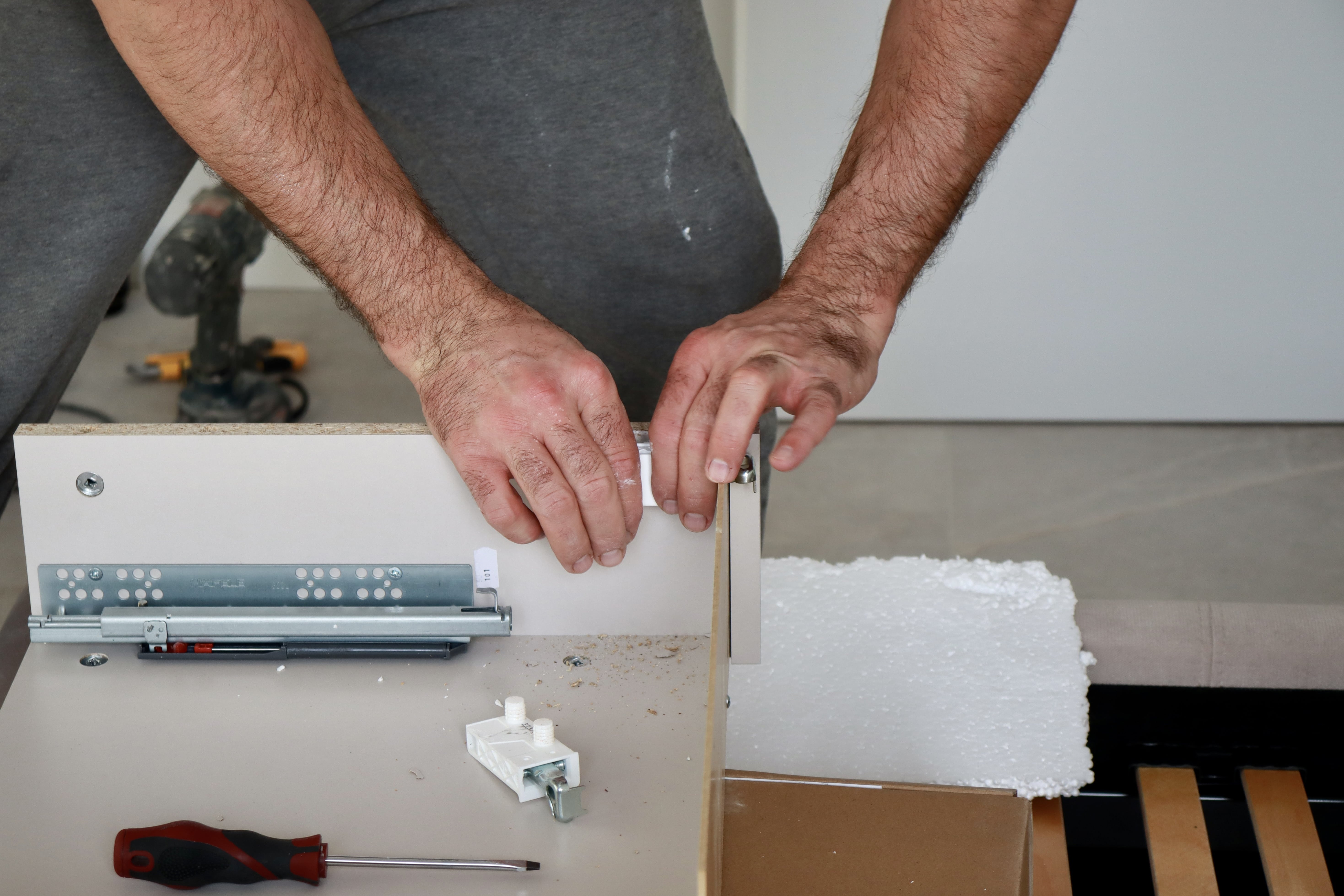 Jakie narzędzia przydadzą się do pracy z płytami kartonowo-gipsowymi? [Kompletny poradnik]