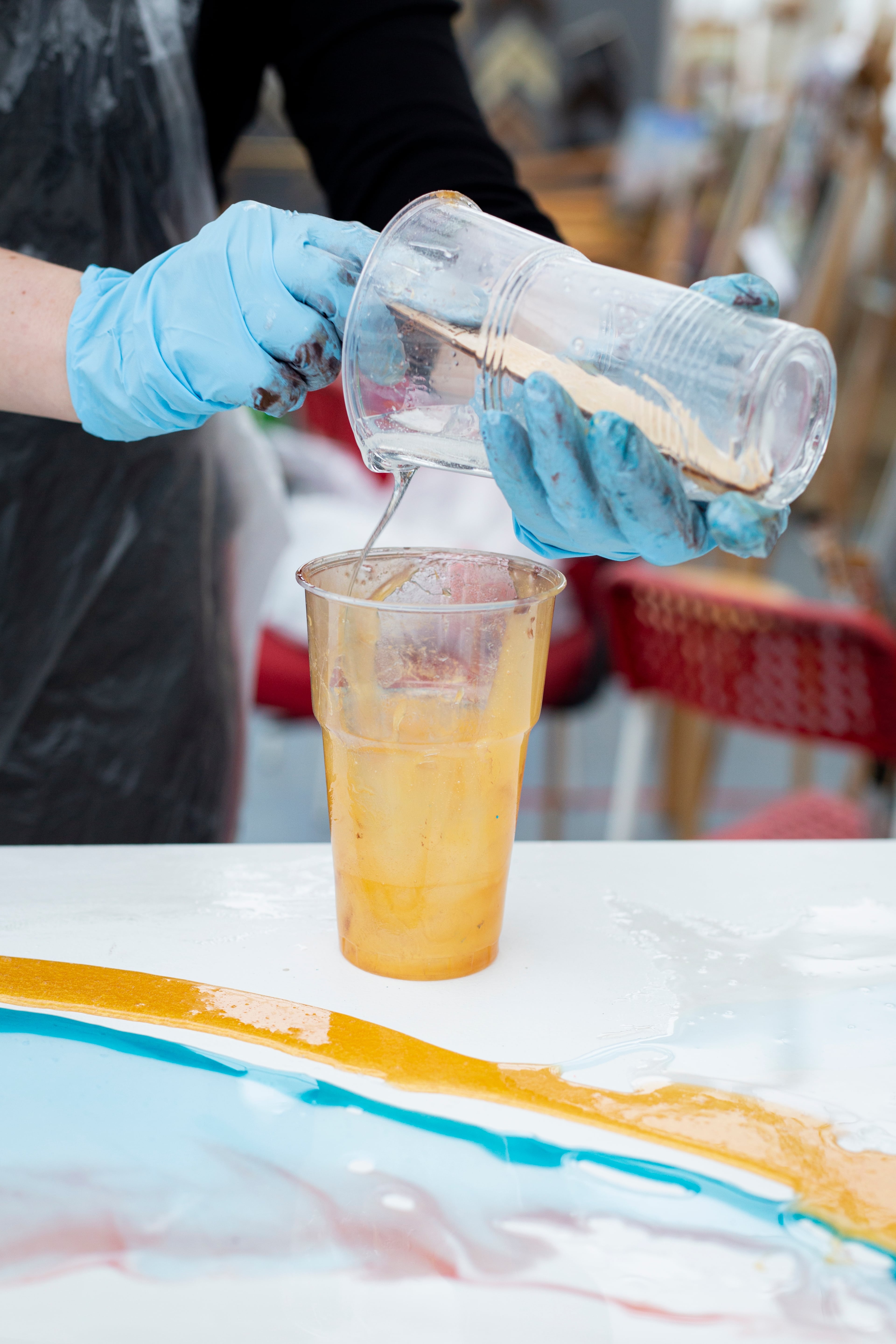 Jakie narzędzia sprawdzą się w pracy z żywicą epoksydową? [Kompletny poradnik]