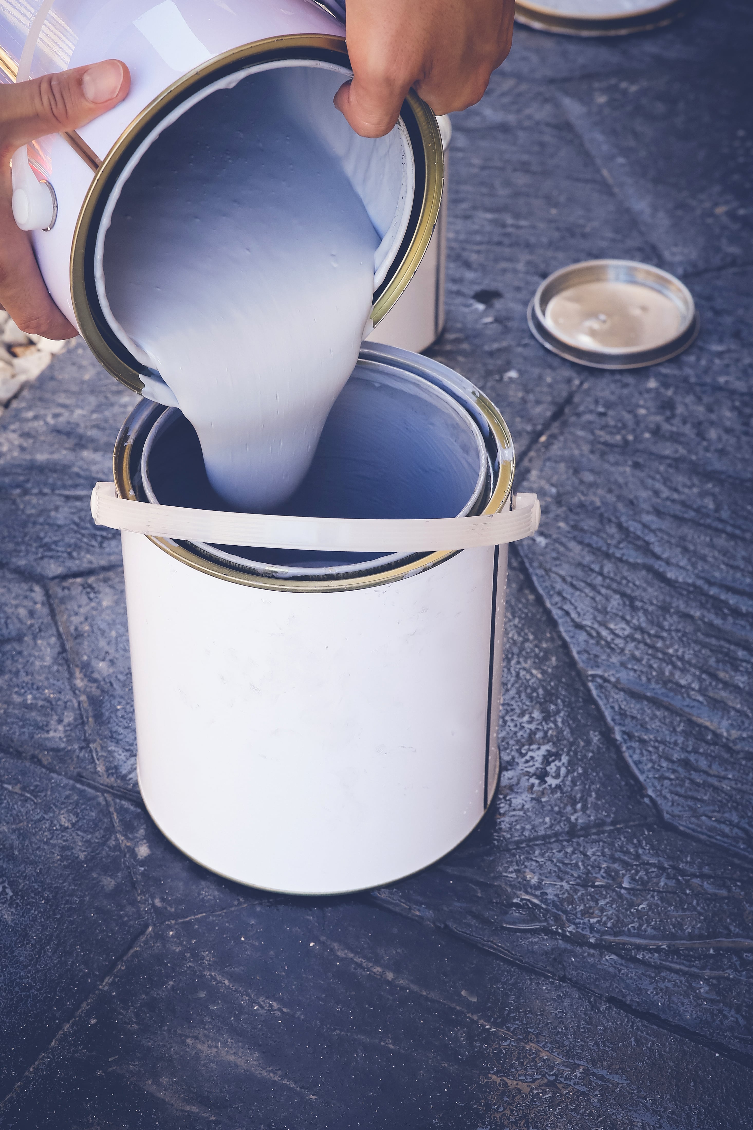 Jakie są najlepsze techniki malowania drewnianych podłóg? [Poradnik krok po kroku]