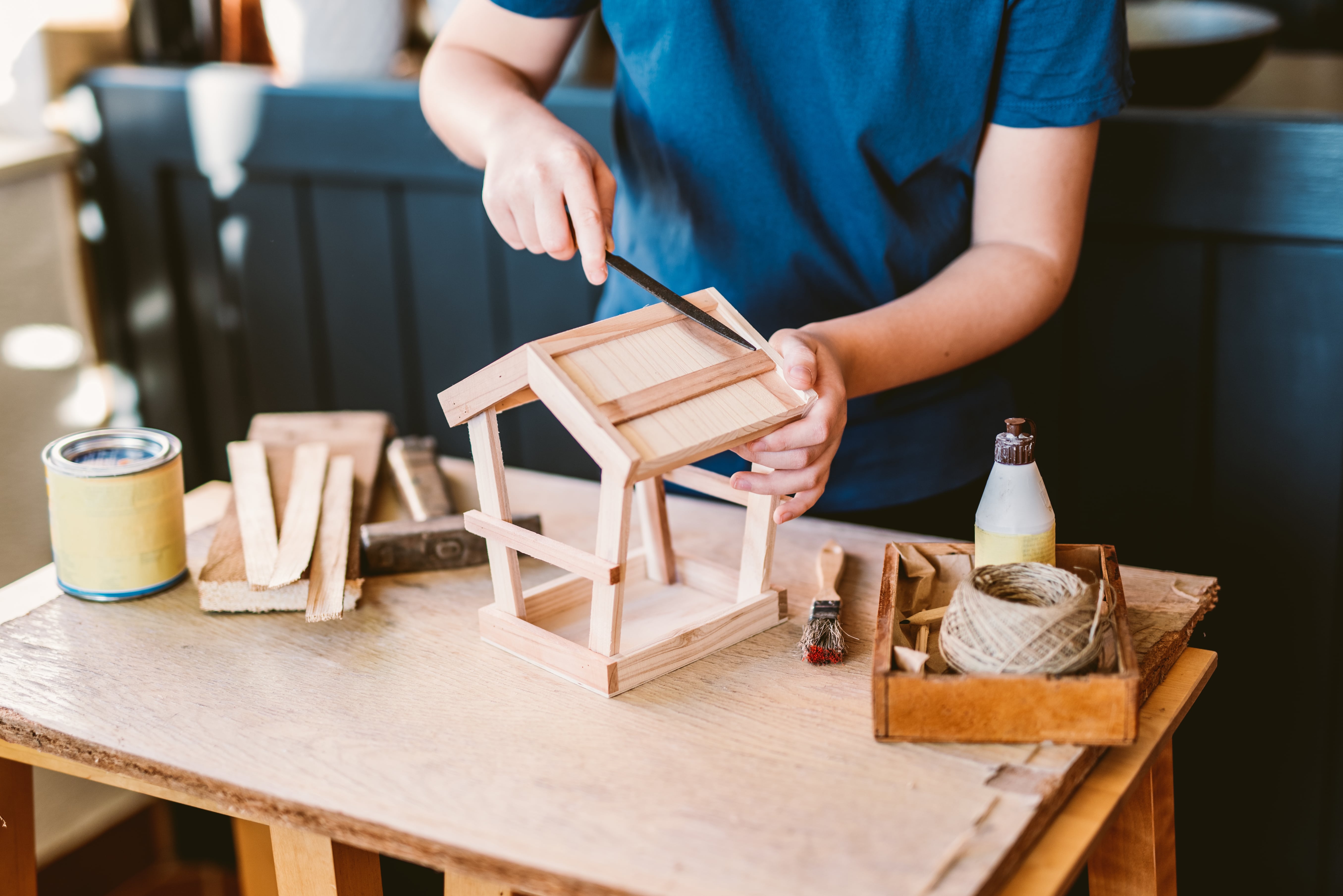 Jak zrobić karmnik zimowy z drewna? Kompletny poradnik DIY