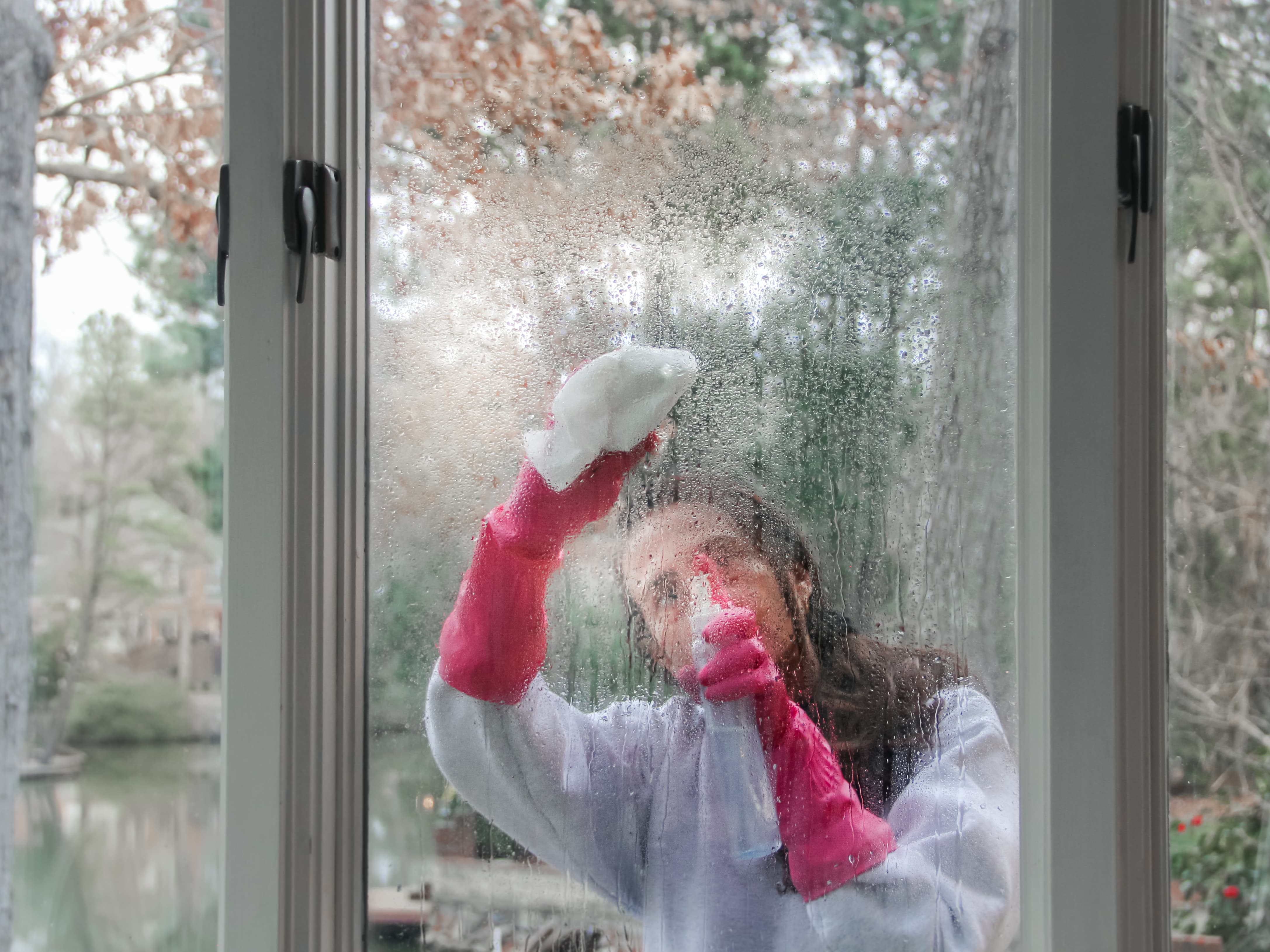 Jak zapobiec parowaniu szyb zimą? Kompletny poradnik DIY