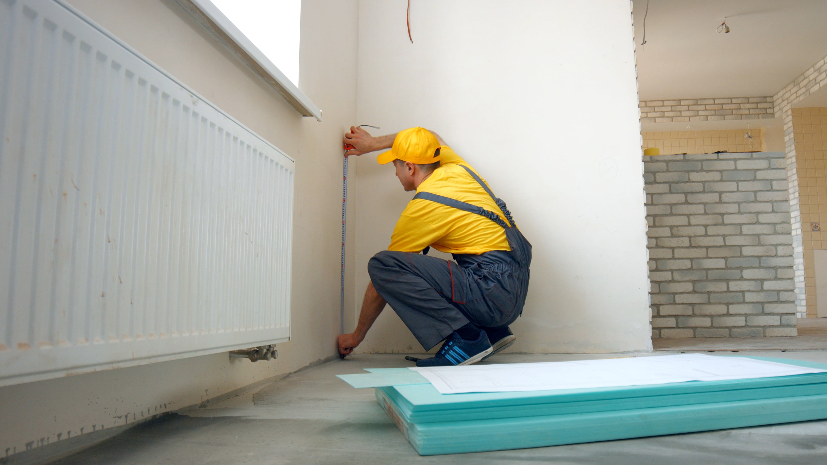 Jak zamontować folię termoizolacyjną za grzejnikiem? Kompletny poradnik DIY