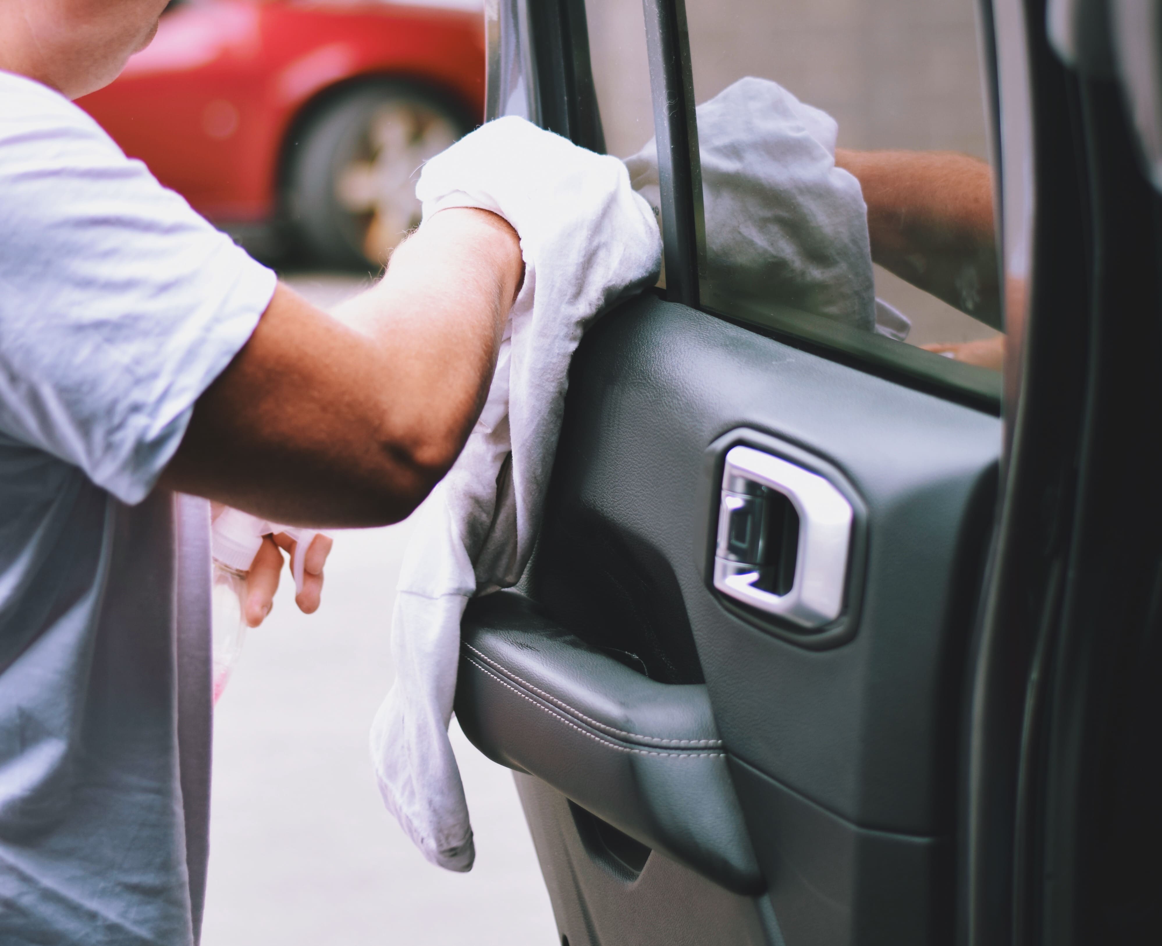 Jak zabezpieczyć uszczelki drzwi samochodu? Kompletny poradnik DIY