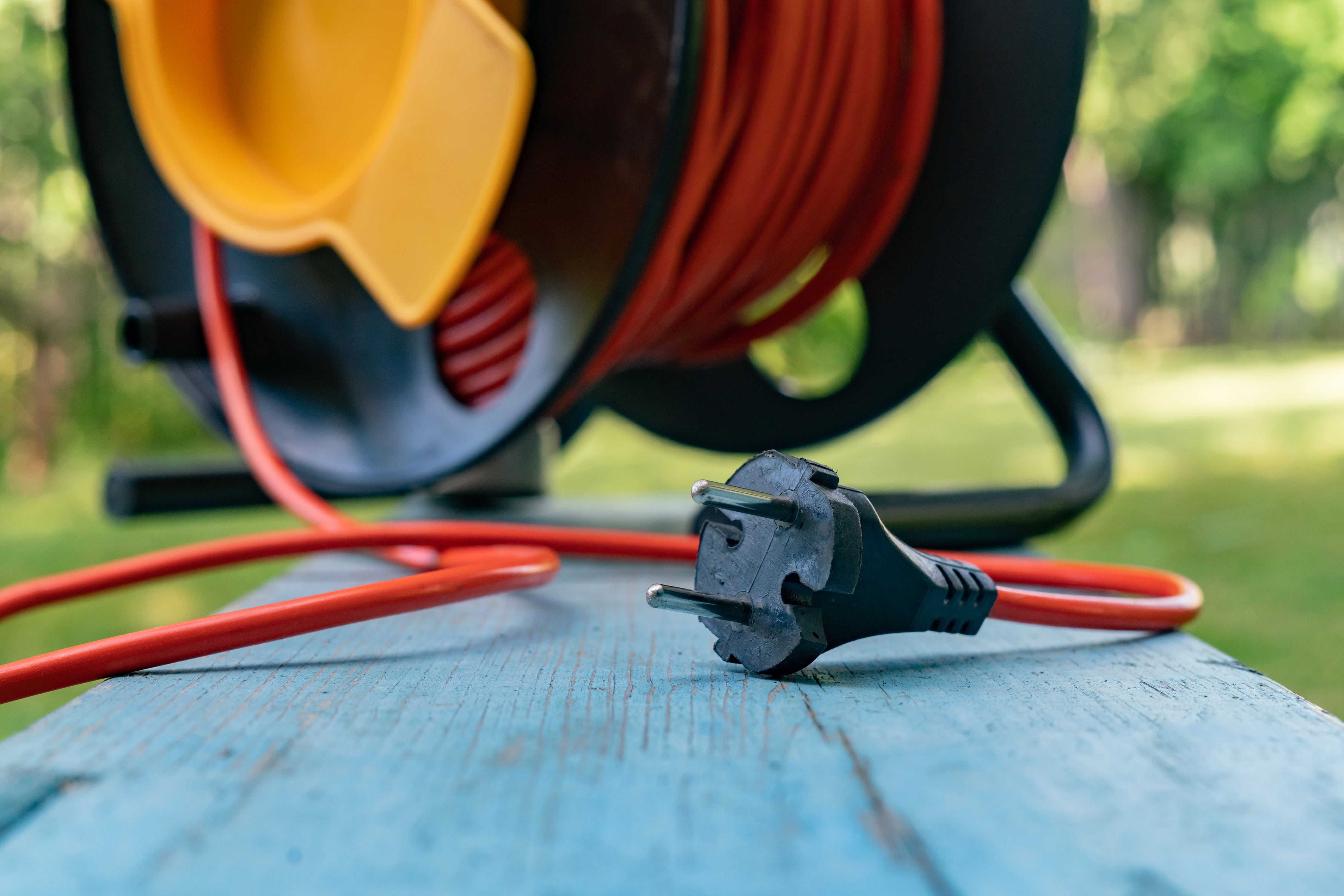 Jak zabezpieczyć przedłużacze i kable przed wilgocią? Kompletny poradnik bezpieczeństwa od domnarzedzi.pl