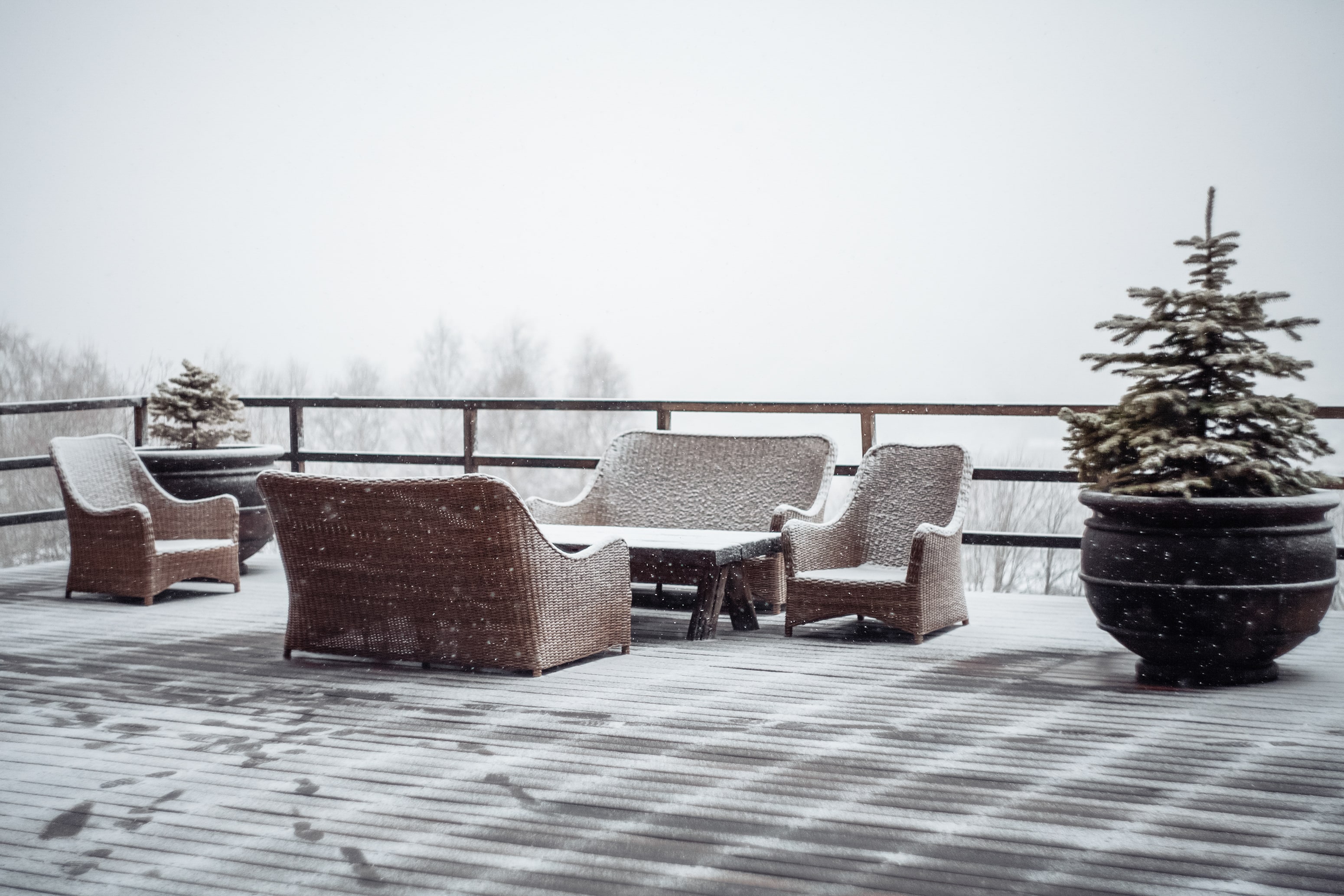 Jak zabezpieczyć balkon przed śniegiem i wodą? Kompleksowy poradnik