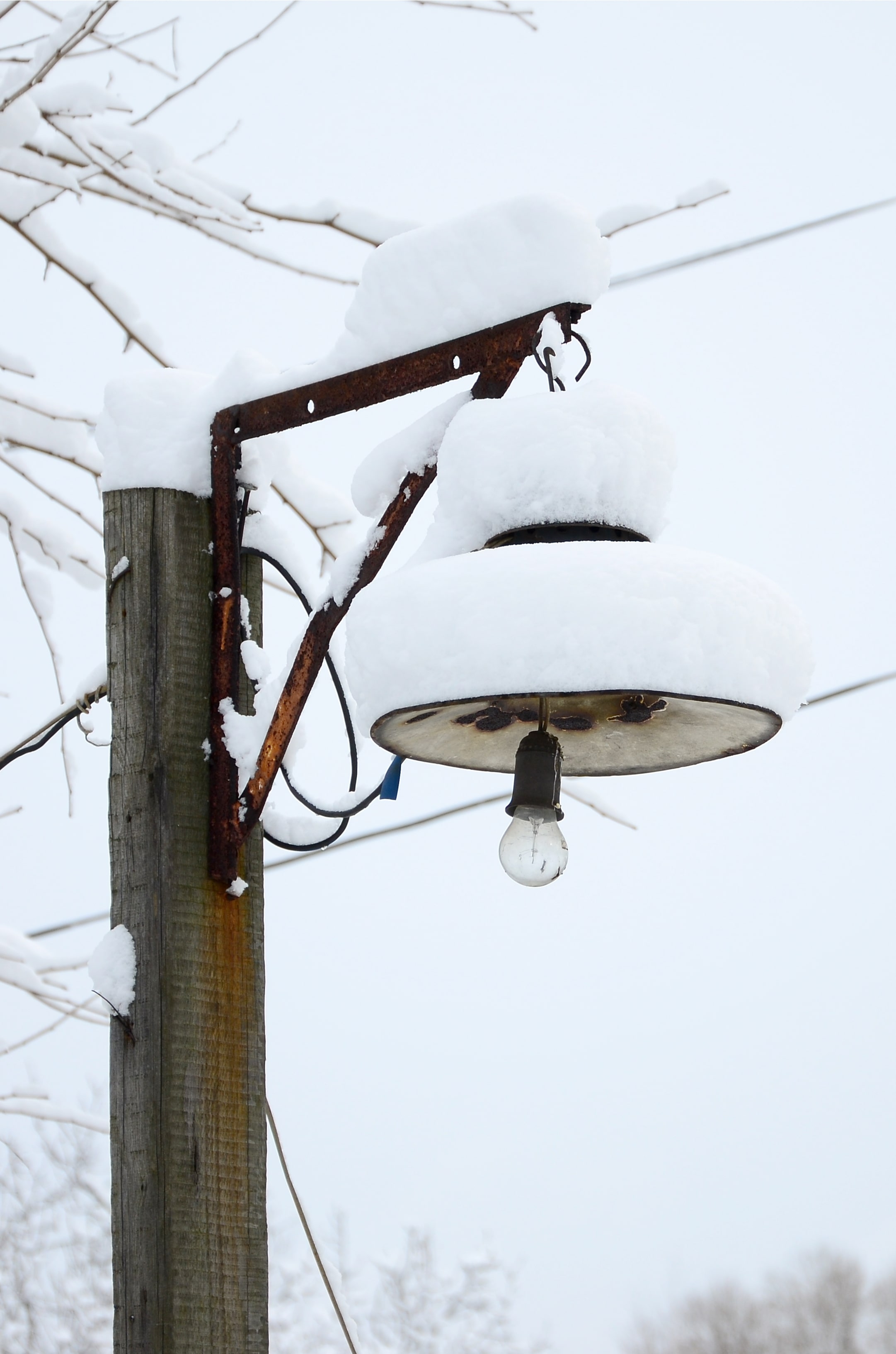 Jak wymienić żarówkę przy -10°C? Kompletny poradnik zimowy od Domnarzedzi.pl