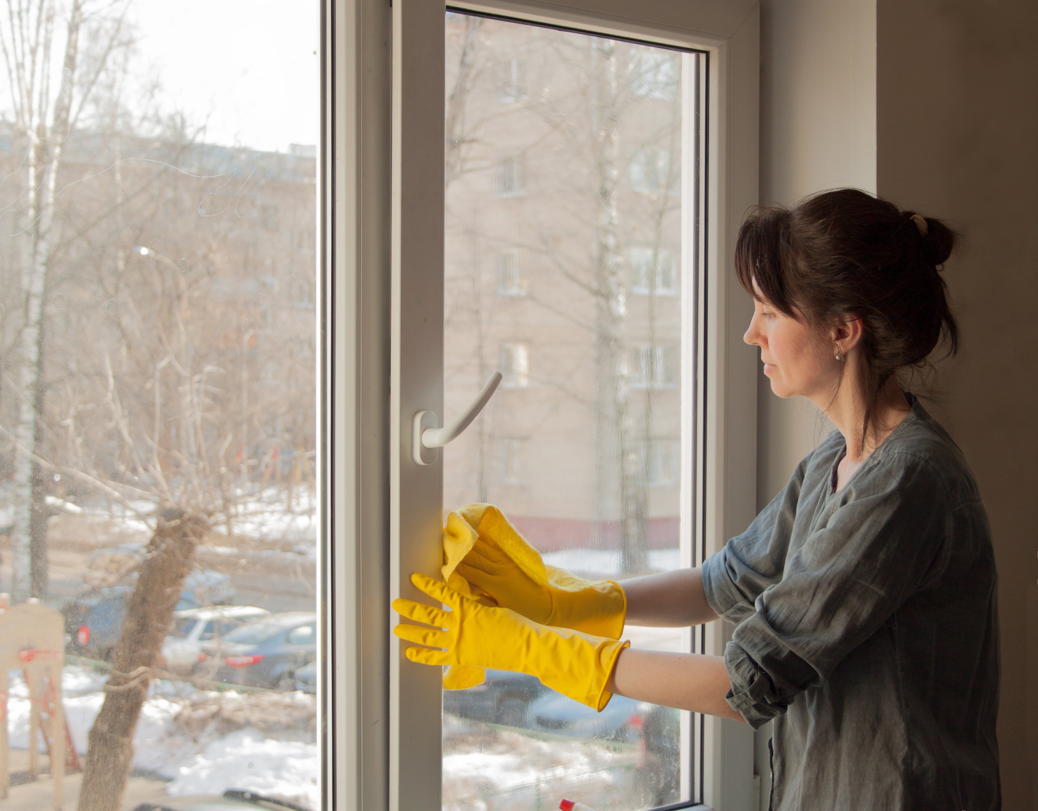 Jak wyczyścić szyby od wewnątrz, żeby nie parowały? Kompletny poradnik od Domnarzedzi.pl
