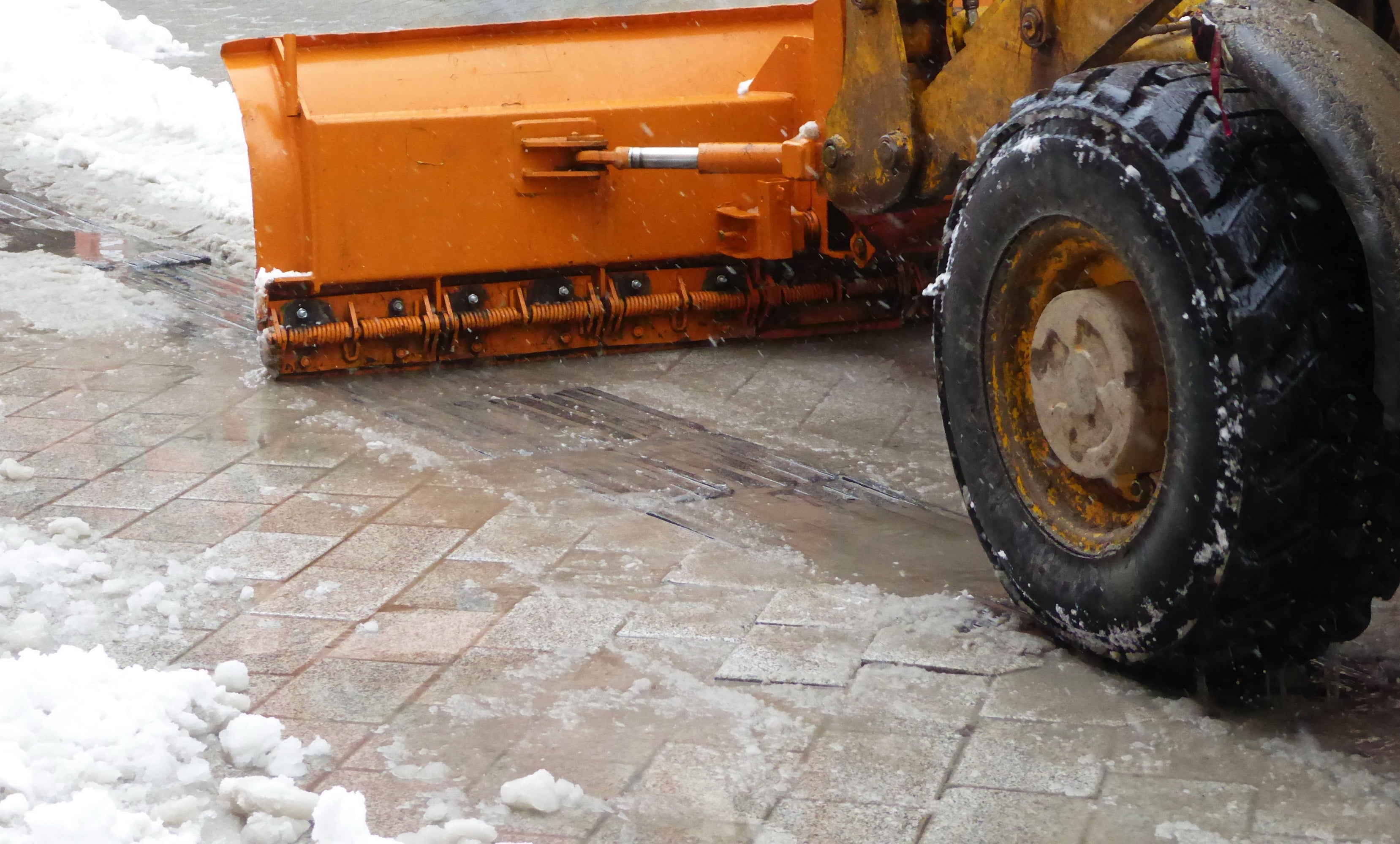 Jak wyczyścić kostkę brukową po soleniu? Kompleksowy poradnik od Domnarzedzi.pl