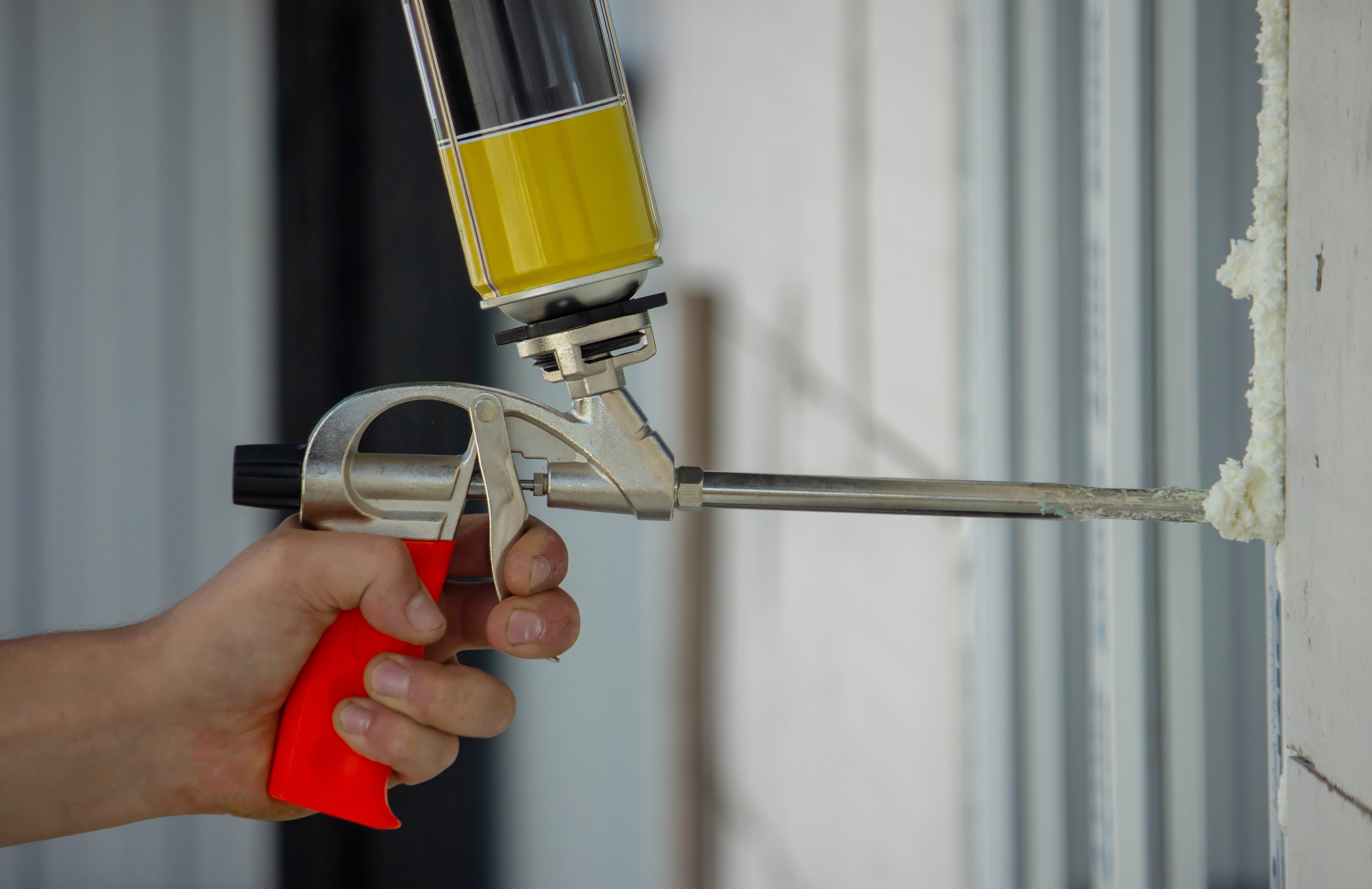 Jak uszczelnić drzwi garażowe pianką? Kompleksowy poradnik od Domnarzedzi.pl