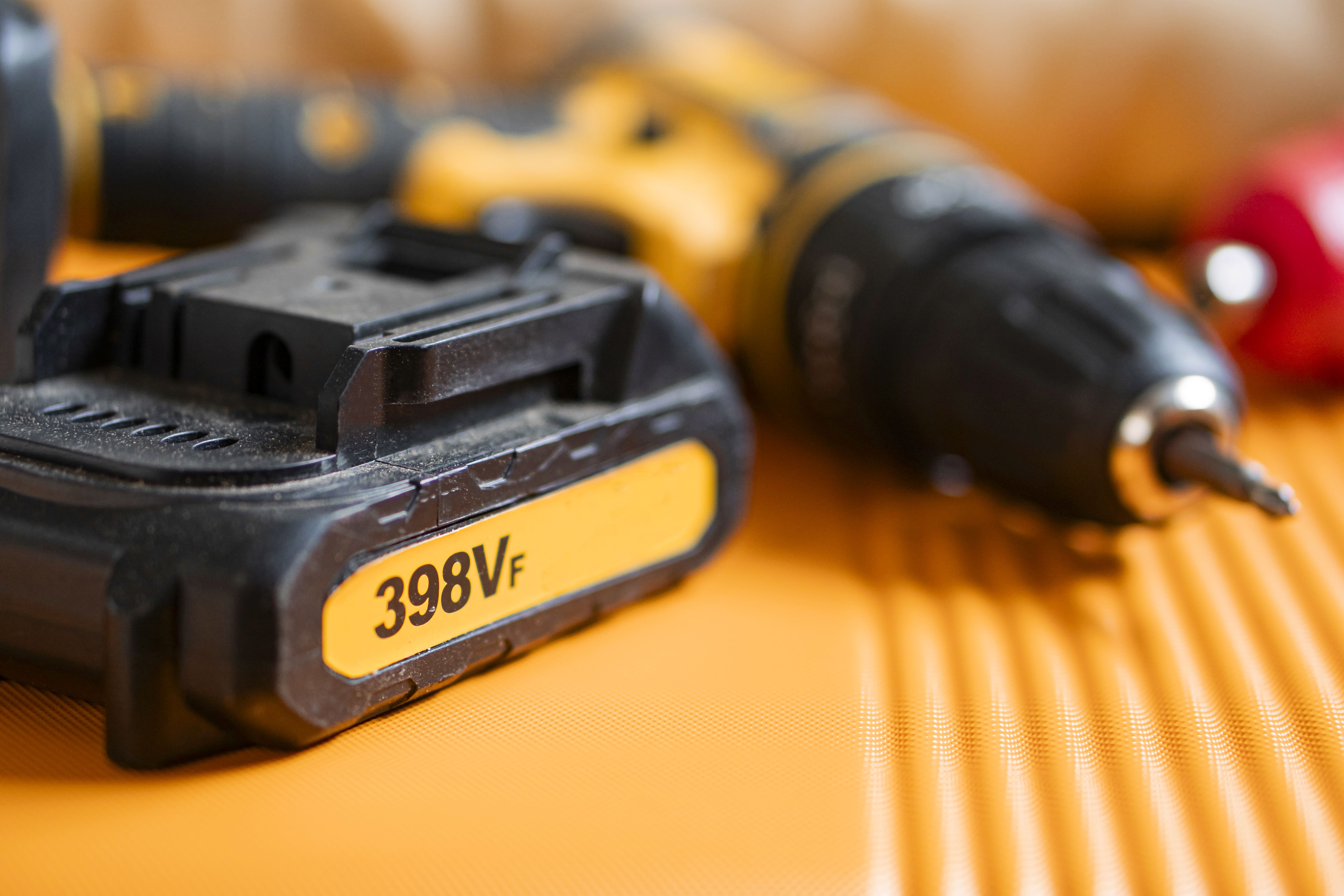 Jak przechowywać narzędzia akumulatorowe zimą? Kompletny poradnik