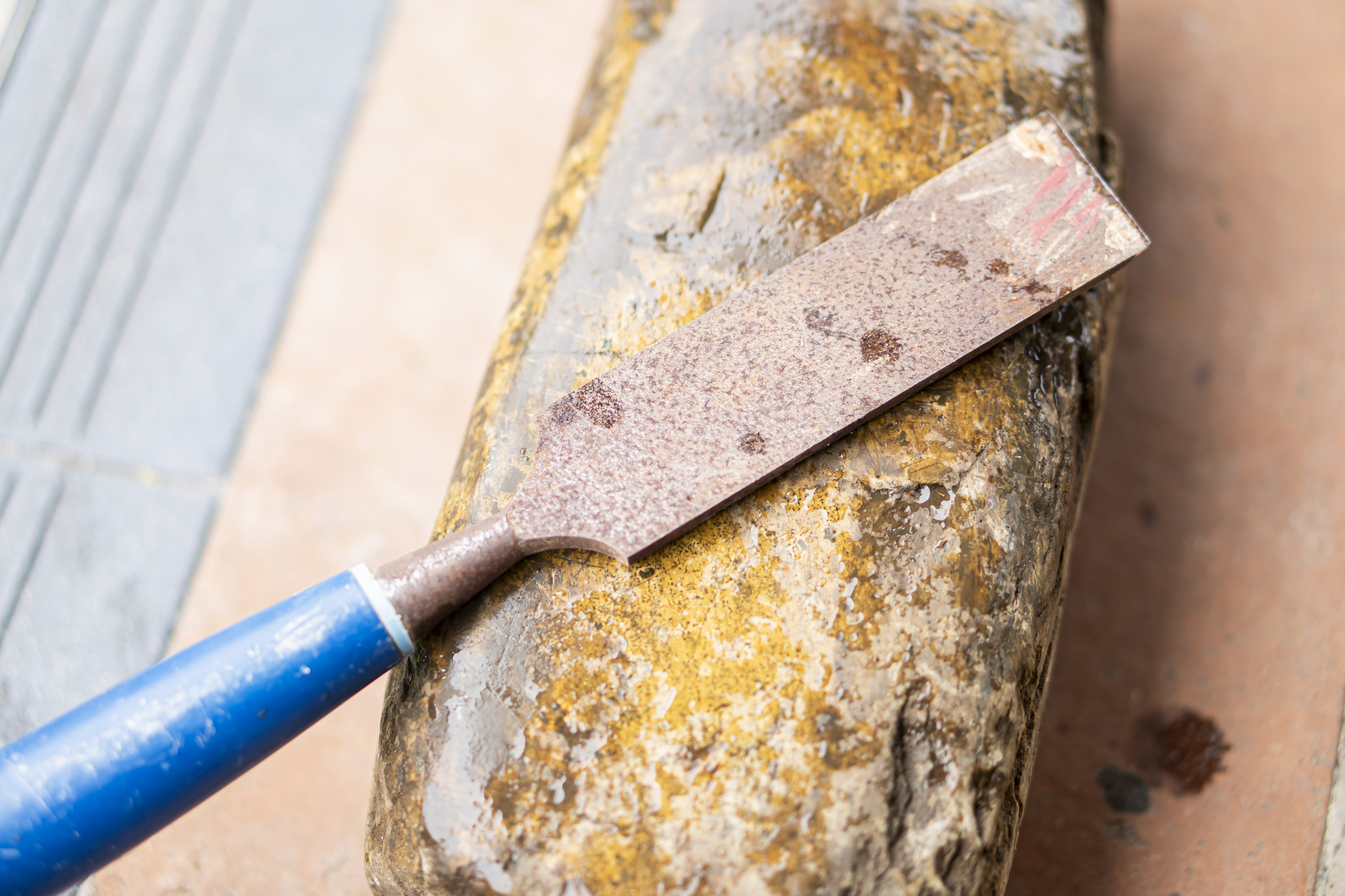 Jak usunąć rdzę z metalowych części narzędzi? Kompletny poradnik