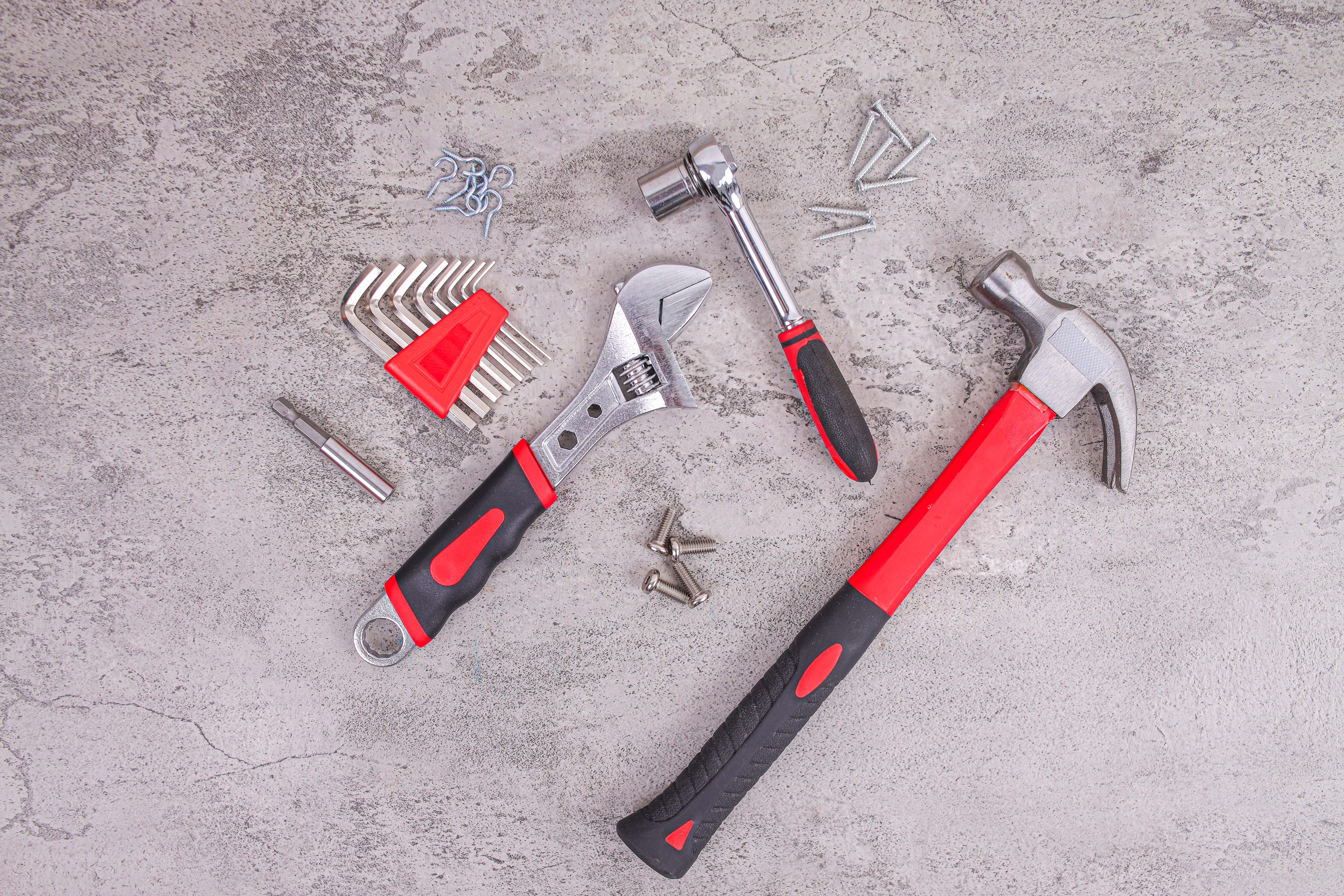 Jak naprawić pęknięty uchwyt narzędzia? Kompletny poradnik