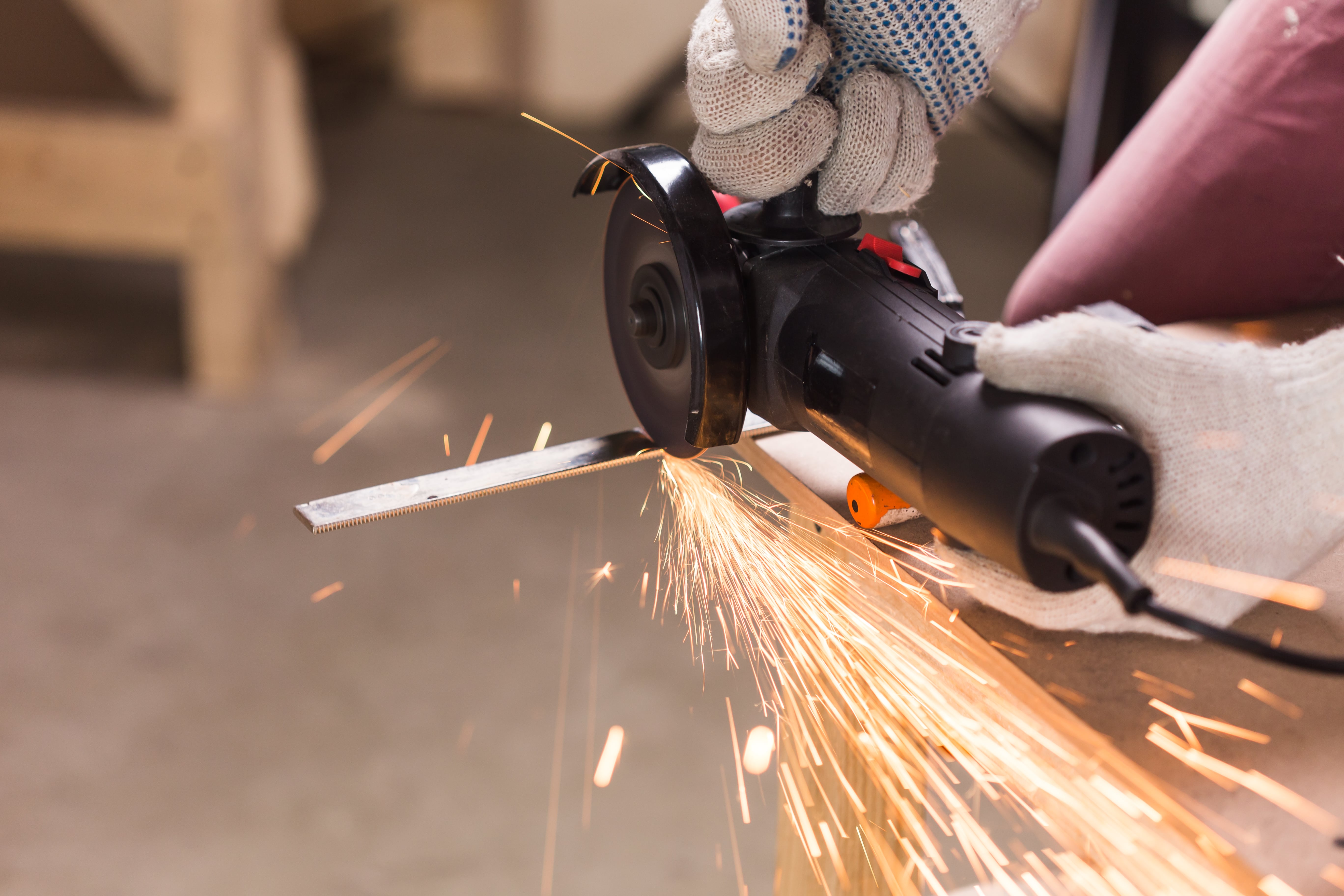 Jak uniknąć iskier podczas cięcia metalu? Kompletny poradnik