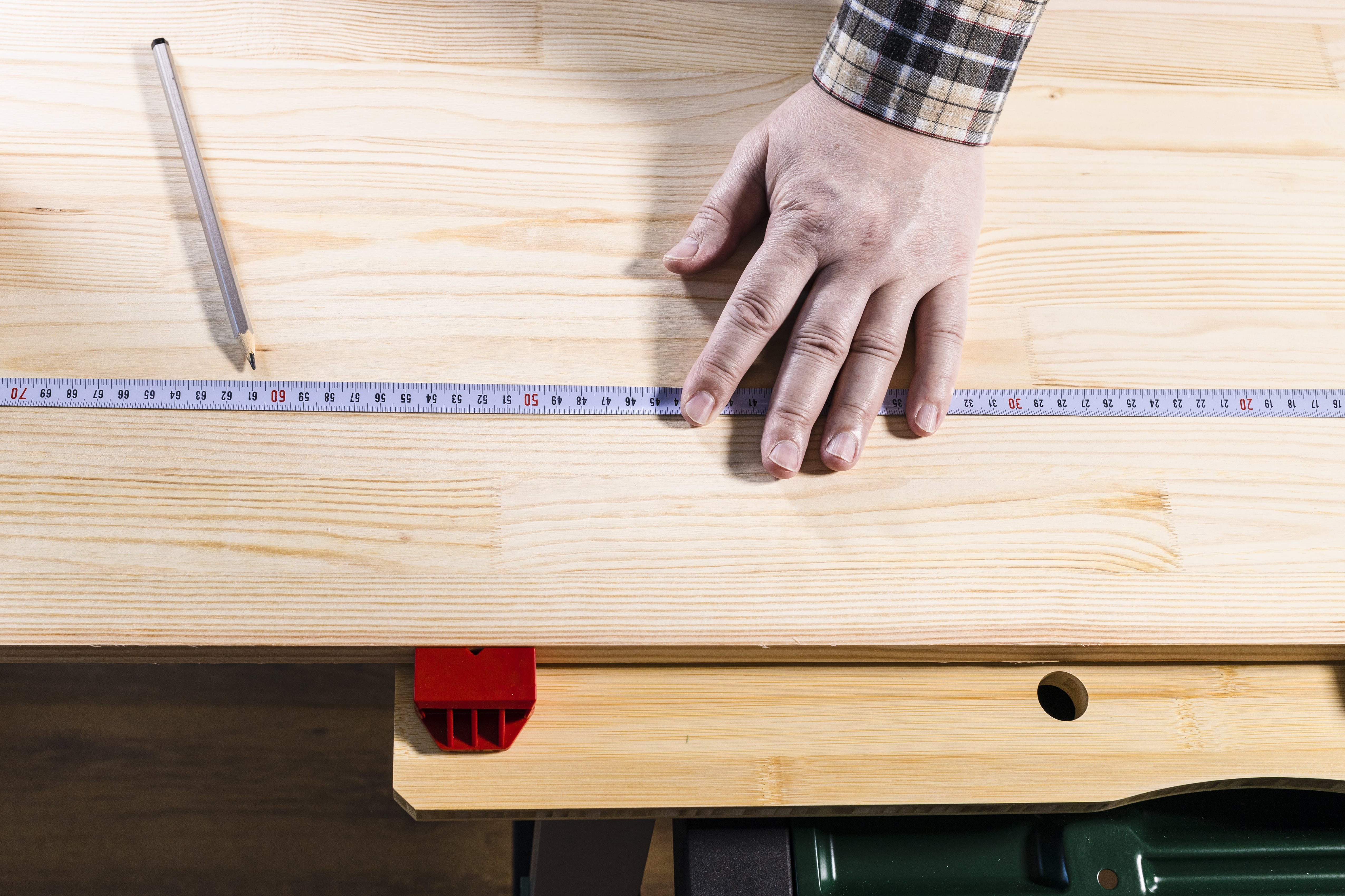 Jak samodzielnie zrobić stół roboczy z drewna? Kompletny poradnik krok po kroku