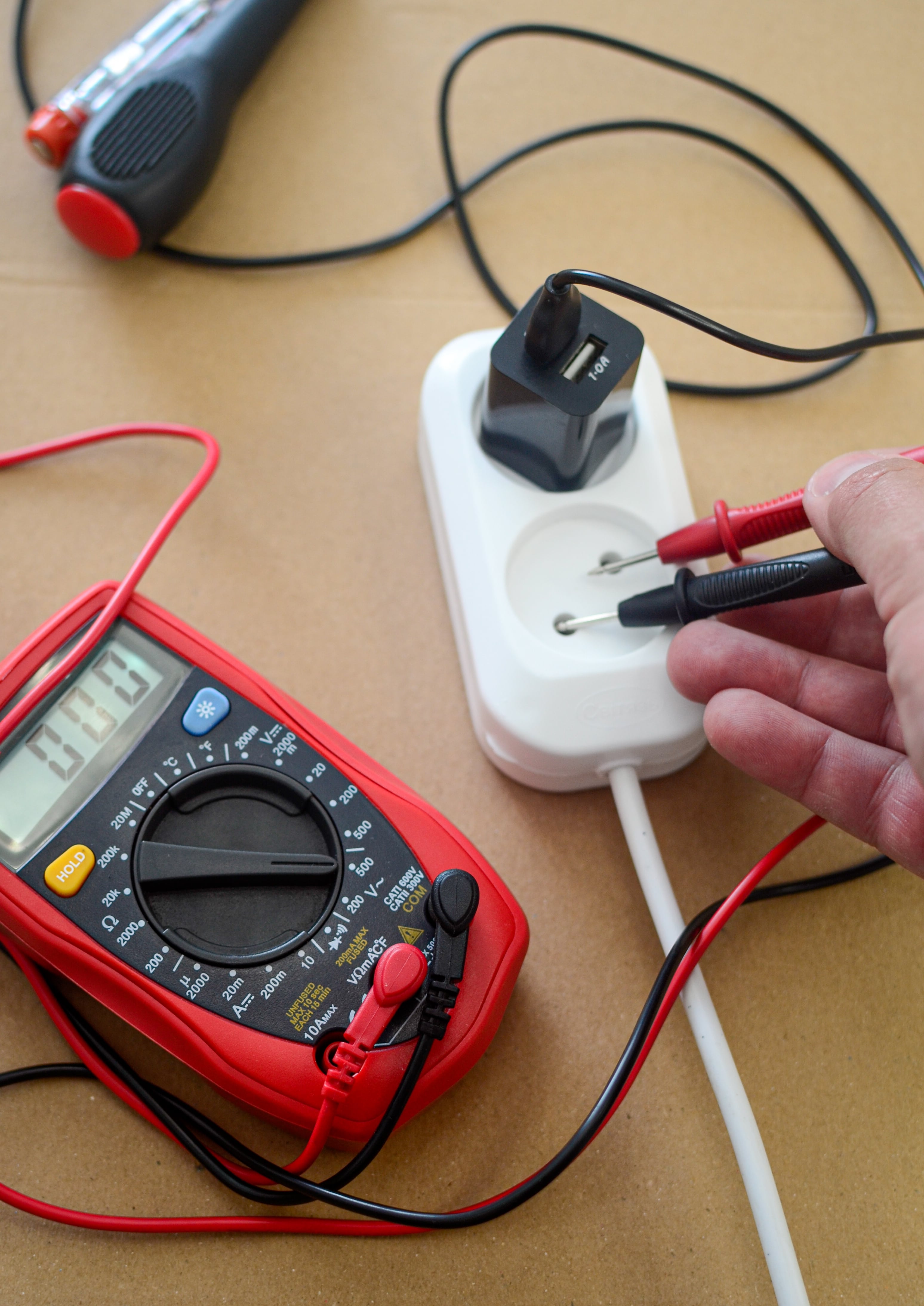 Jak sprawdzić, czy przedłużacz ma uziemienie? Kompletny poradnik dla majsterkowiczów i profesjonalistów