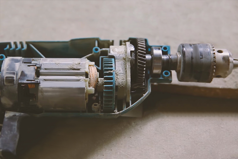 Jak wymienić szczotki w silniku narzędzia? Kompletny poradnik krok po kroku