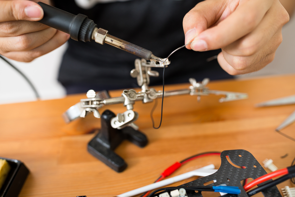 Jak uniknąć błędów przy lutowaniu przewodów? Kompleksowy poradnik krok po kroku