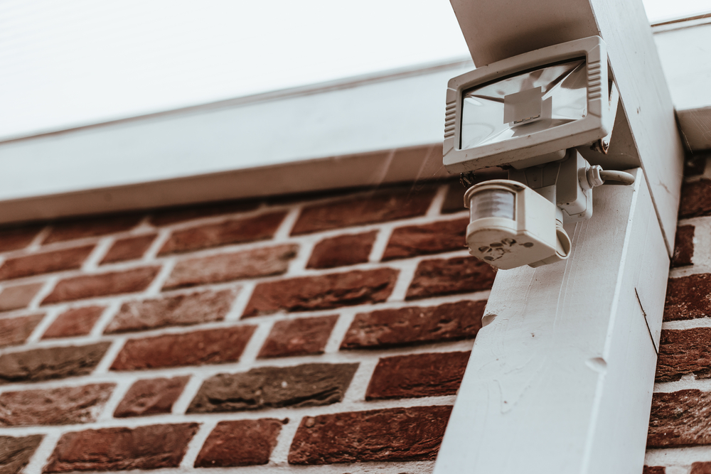 Jak podłączyć czujnik ruchu do oświetlenia? Kompletny poradnik praktyczny