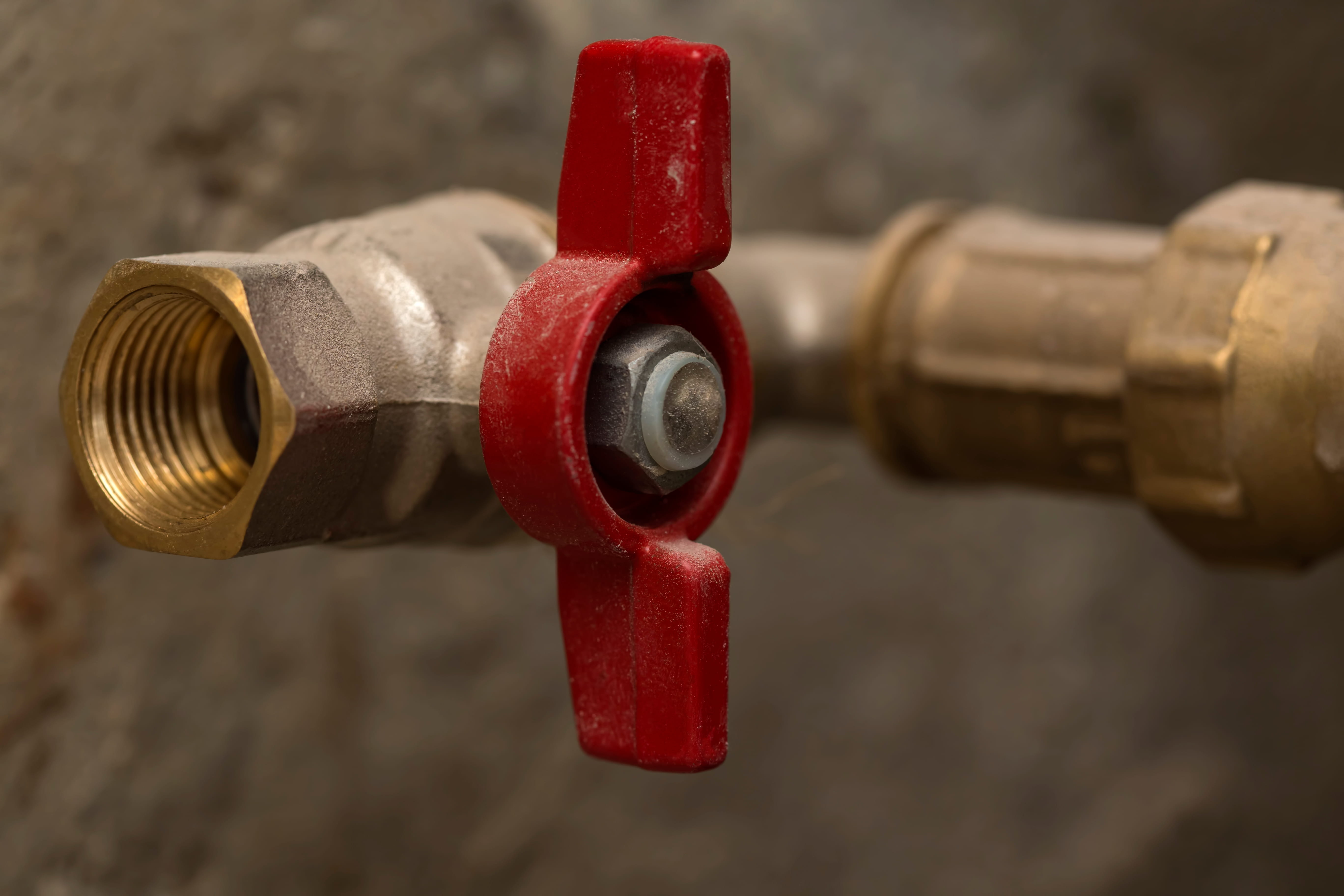 Jak zamontować zawór kulowy w instalacji? Praktyczny poradnik krok po kroku