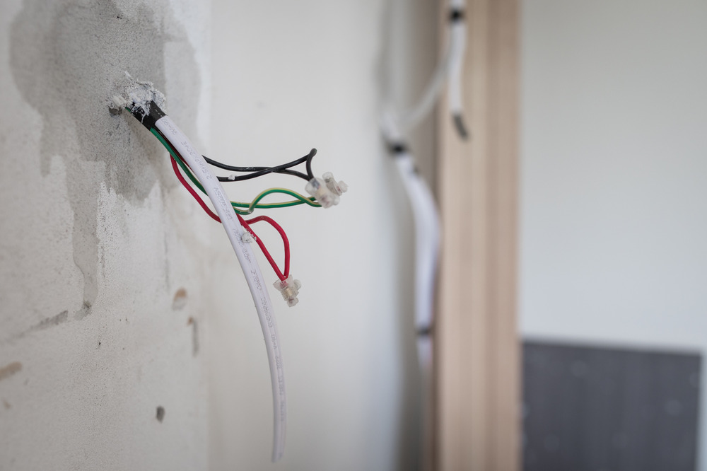 Najczęstsze błędy przy instalacji elektrycznej i jak ich uniknąć