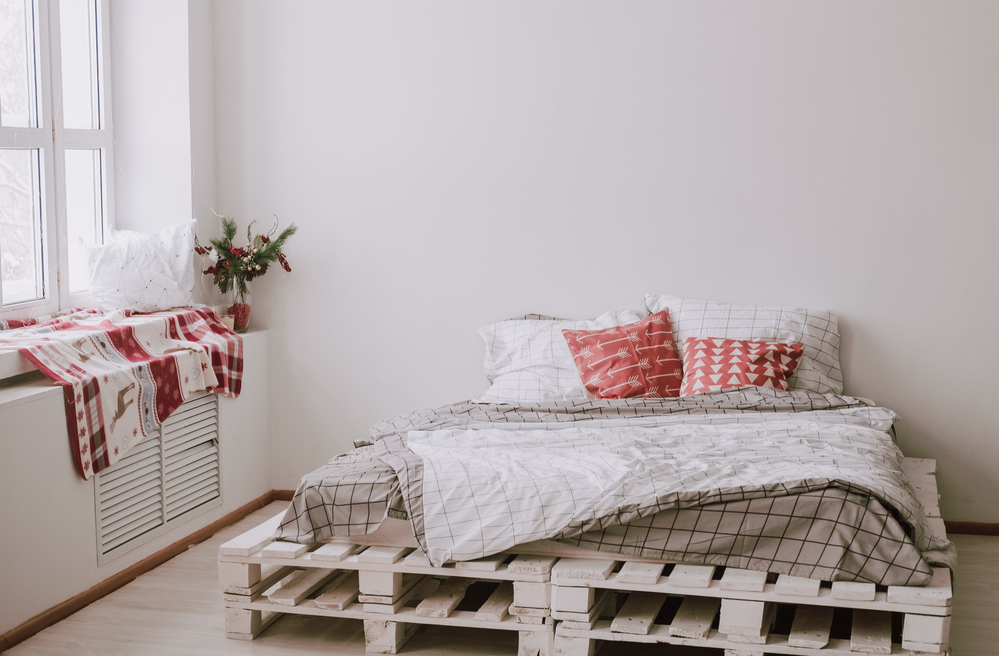 Jak zrobić łóżko z palet? Krok po kroku – praktyczny poradnik DIY