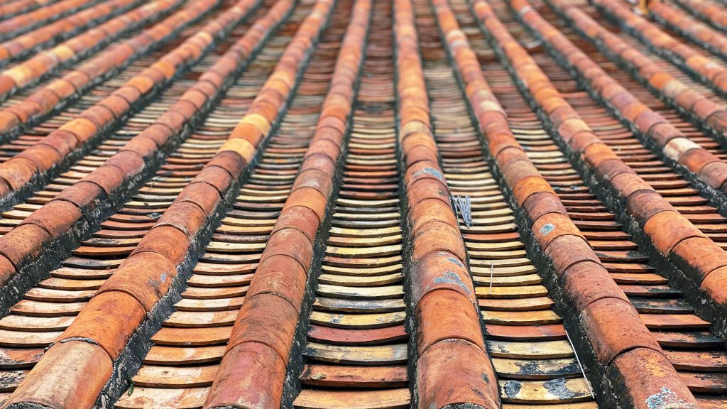 Jak samodzielnie wymienić dachówki? Kompletny poradnik krok po kroku