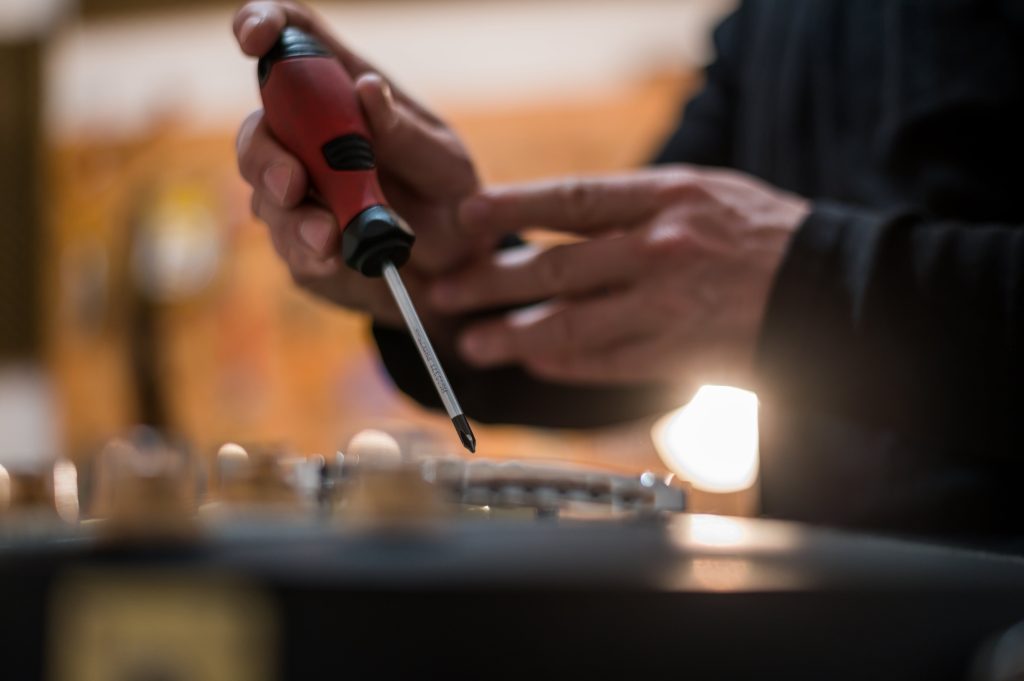 Jakie narzędzia są niezbędne w domowej mechanice samochodowej? [Przewodnik dla początkujących i zaawansowanych]