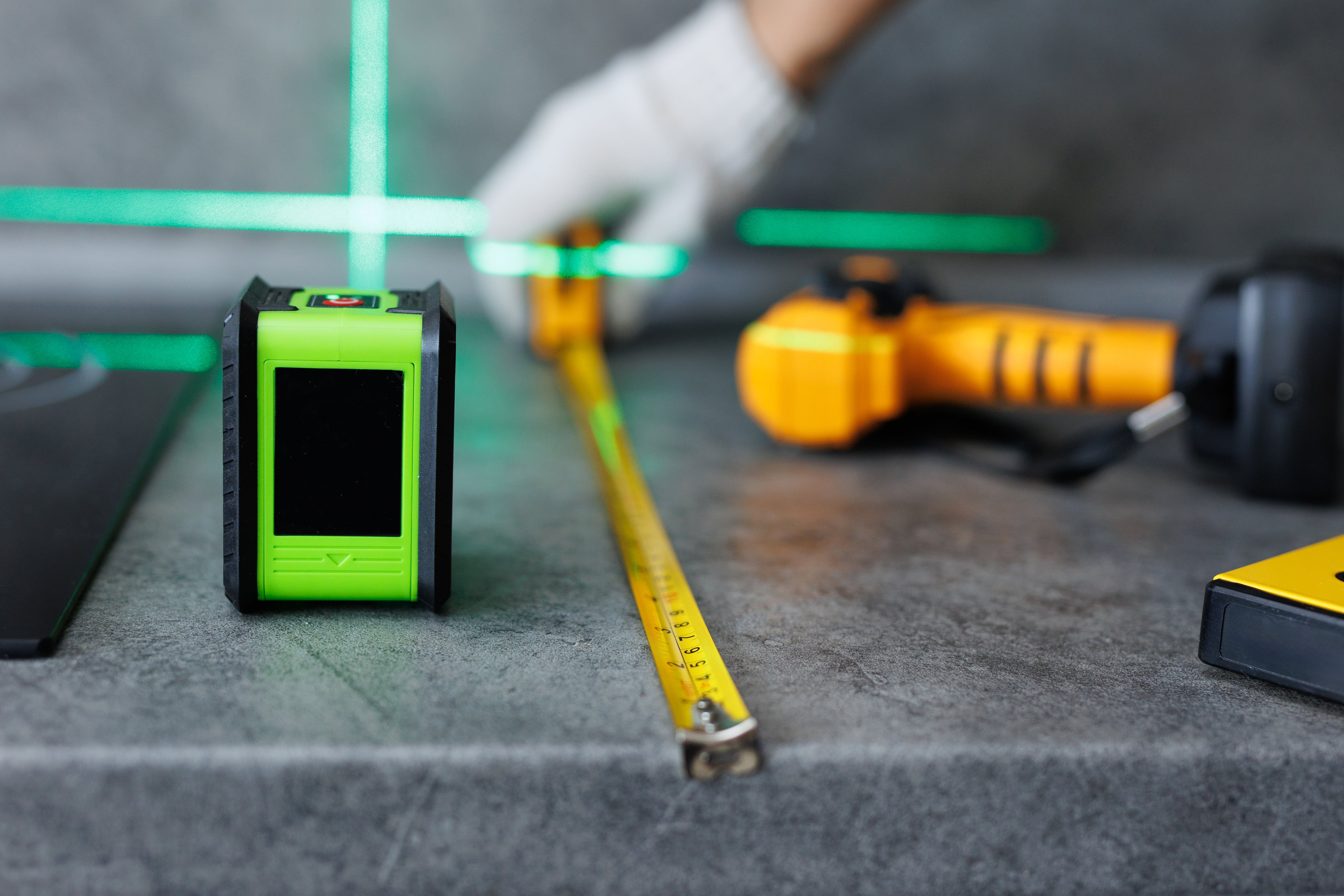 Jak ustawić laser krzyżowy przed pracą? Kompletny poradnik krok po kroku