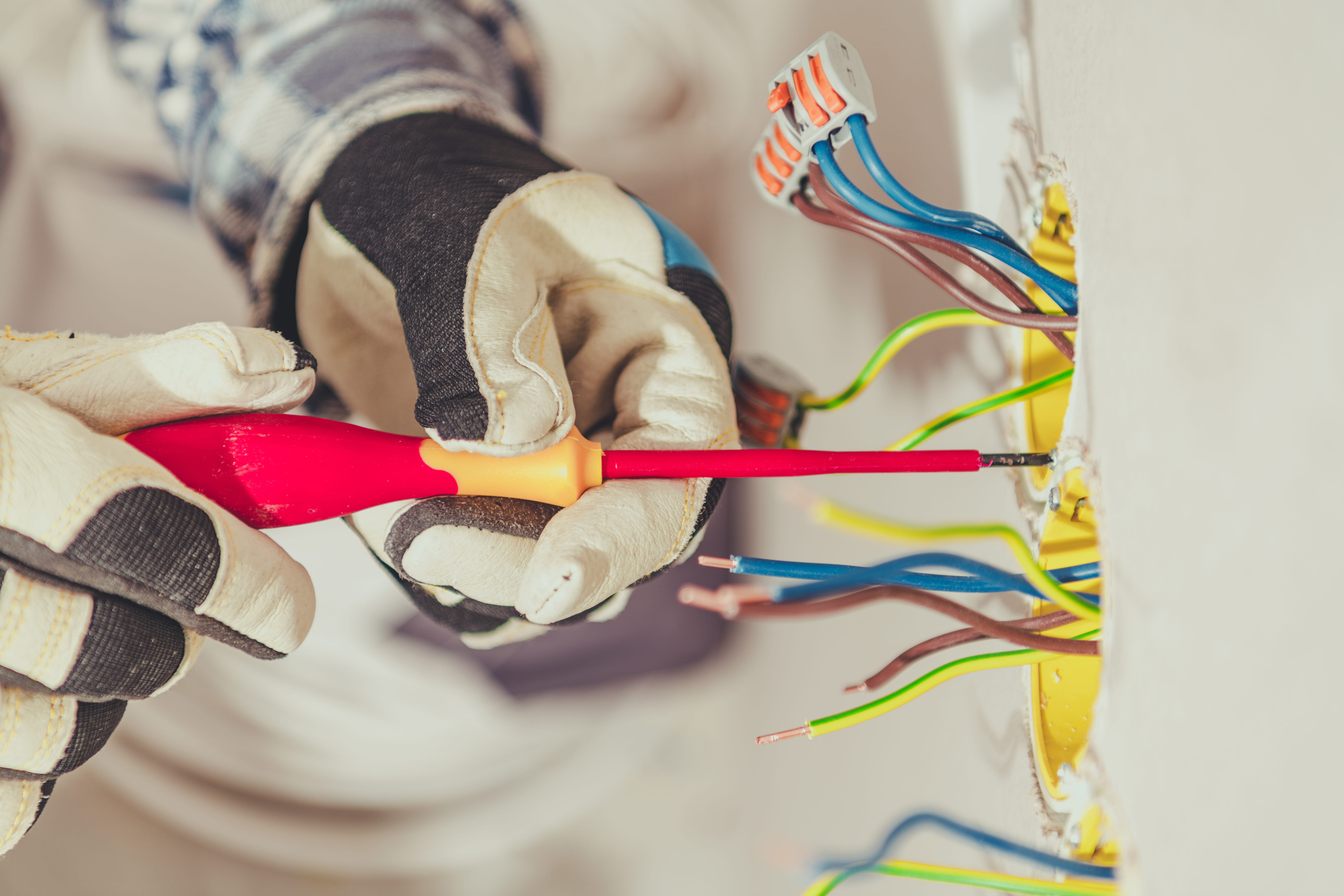 Jak uniknąć przeciążenia instalacji elektrycznej? Kompletny poradnik dla domu