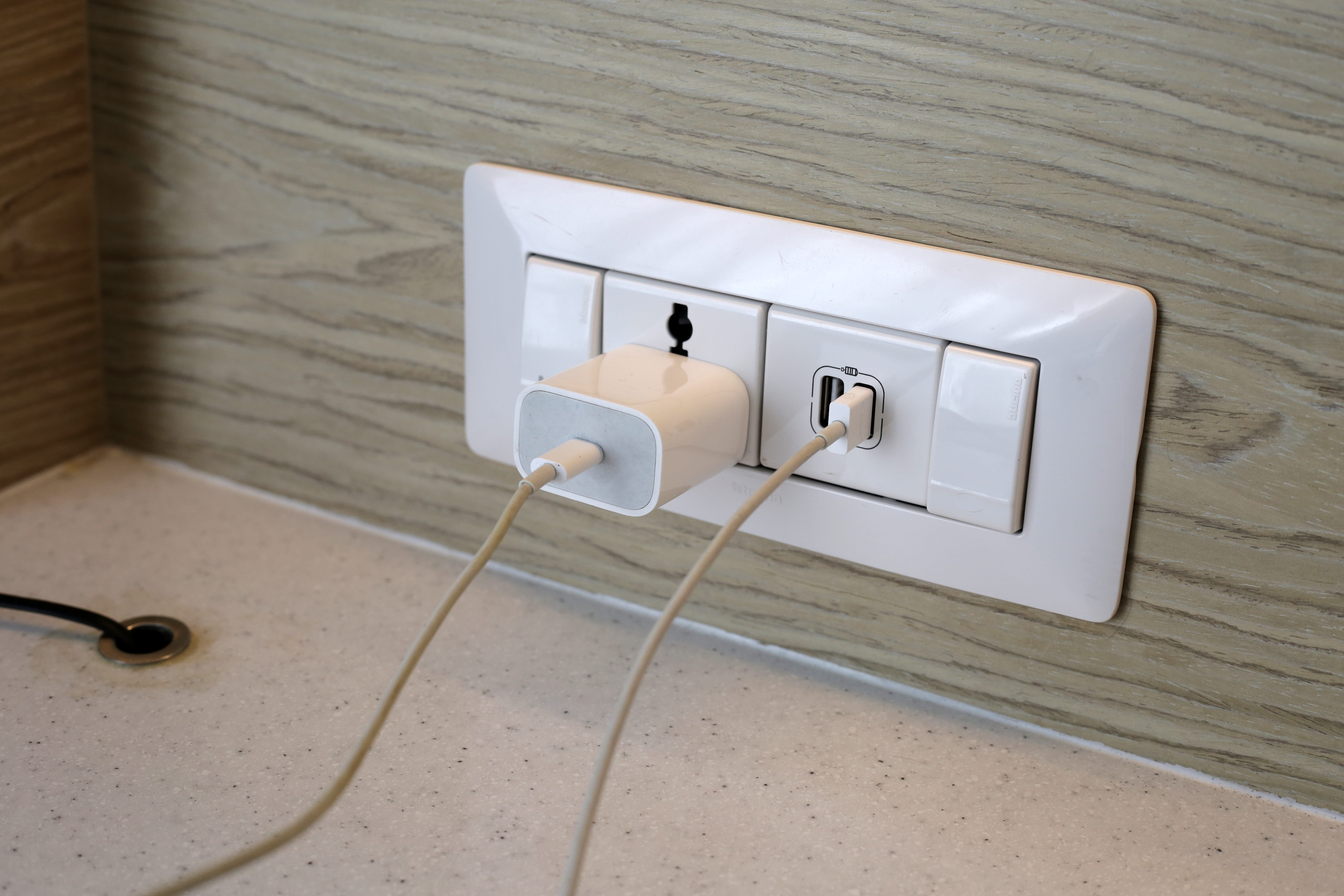 Jak podłączyć gniazdko z USB? Praktyczny poradnik krok po kroku