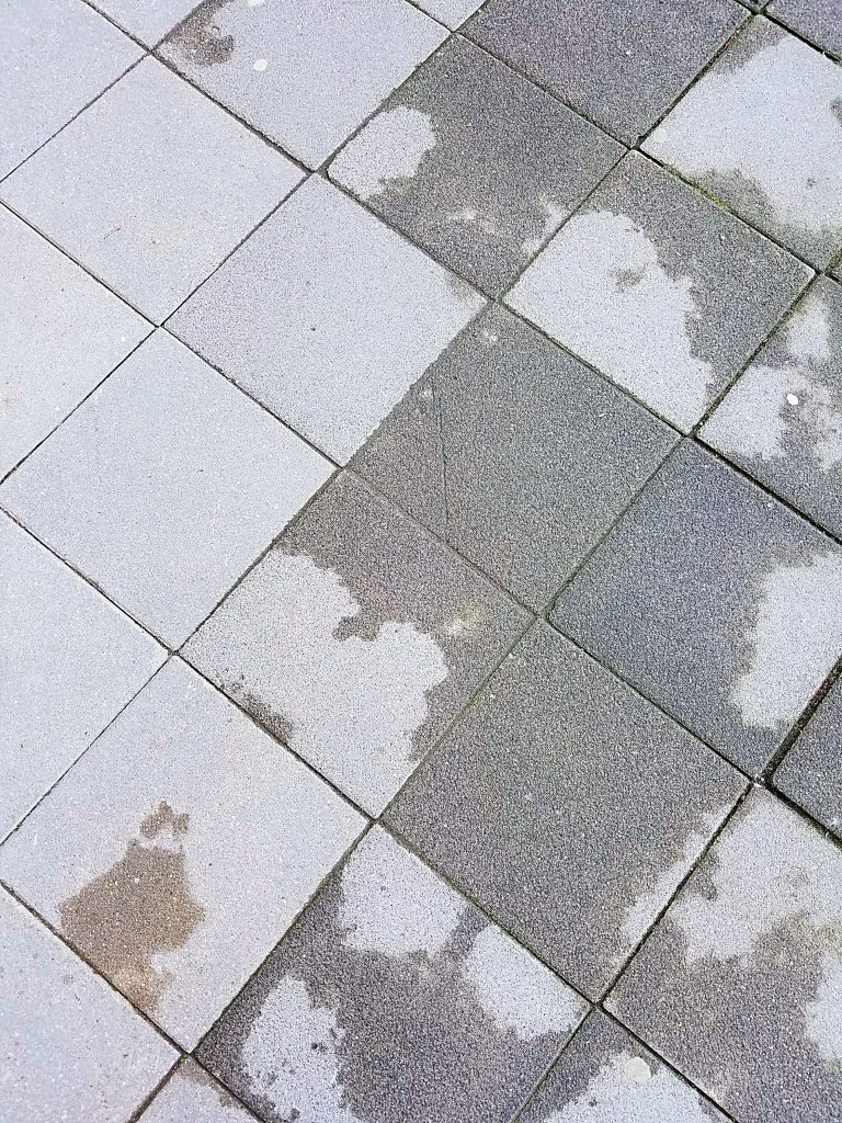 Jak wyczyścić kostkę brukową z oleju?