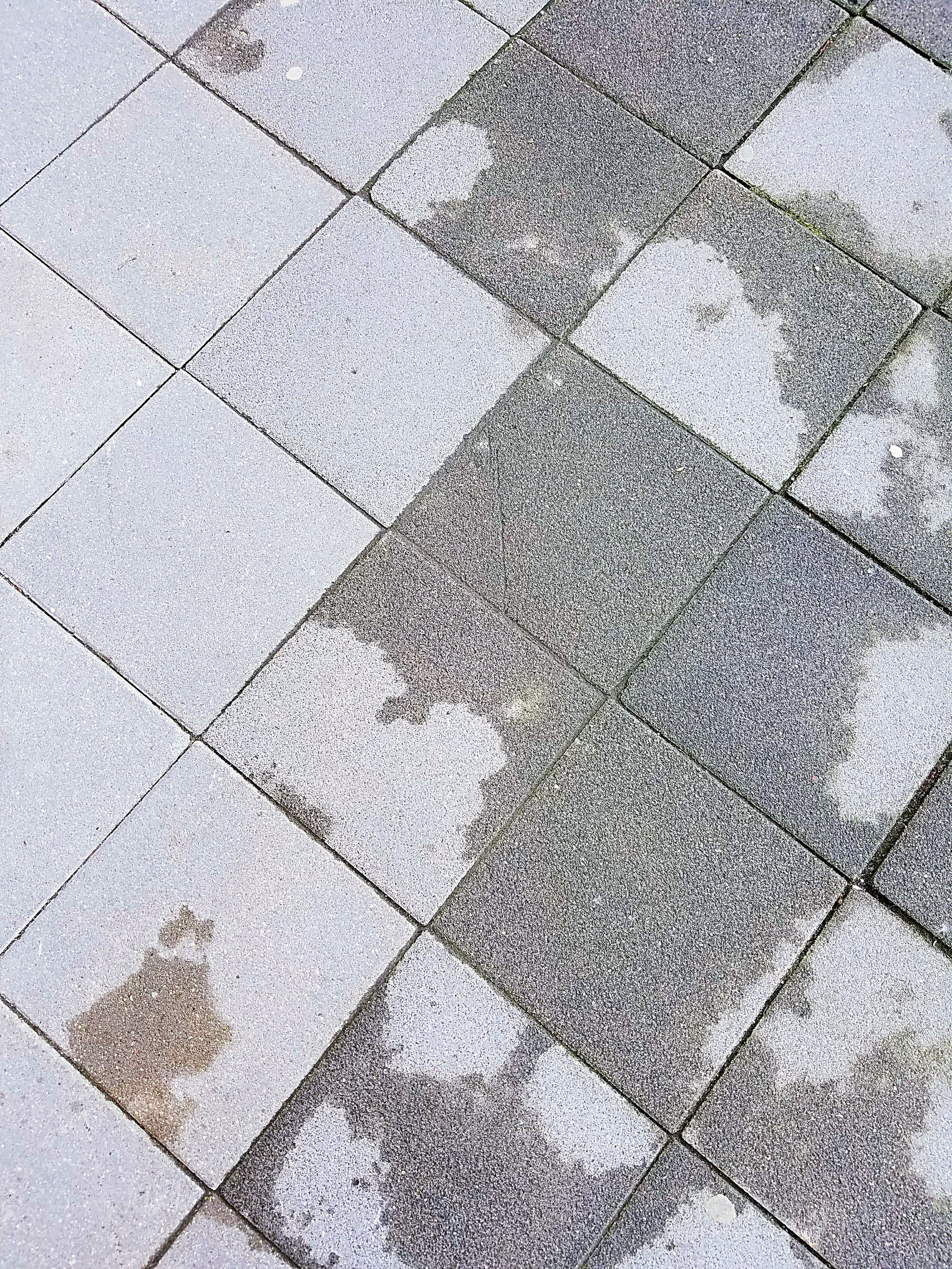 Jak wyczyścić kostkę brukową z oleju?