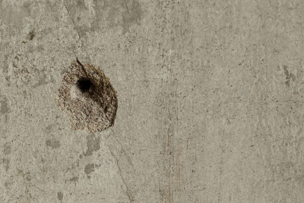 Jak naprawić dziurę po kołku rozporowym? Skuteczny poradnik krok po kroku