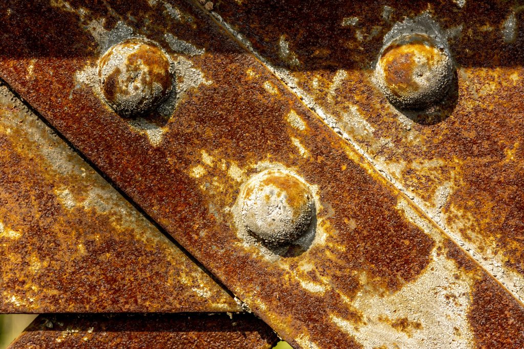 Jak zabezpieczyć metal przed korozją? Kompletny poradnik krok po kroku